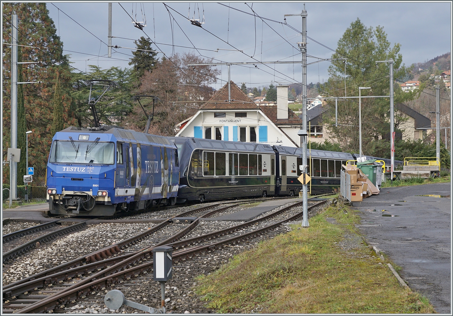Die MOB Ge 4/4 8001 fährt mit ihrem GoldenPass Express 4065 von Interlaken Ost nach Montreux in Fontanivent durch und ist somit schon fast am Ziel ihrer Reise. 

22. Dezember 2022 