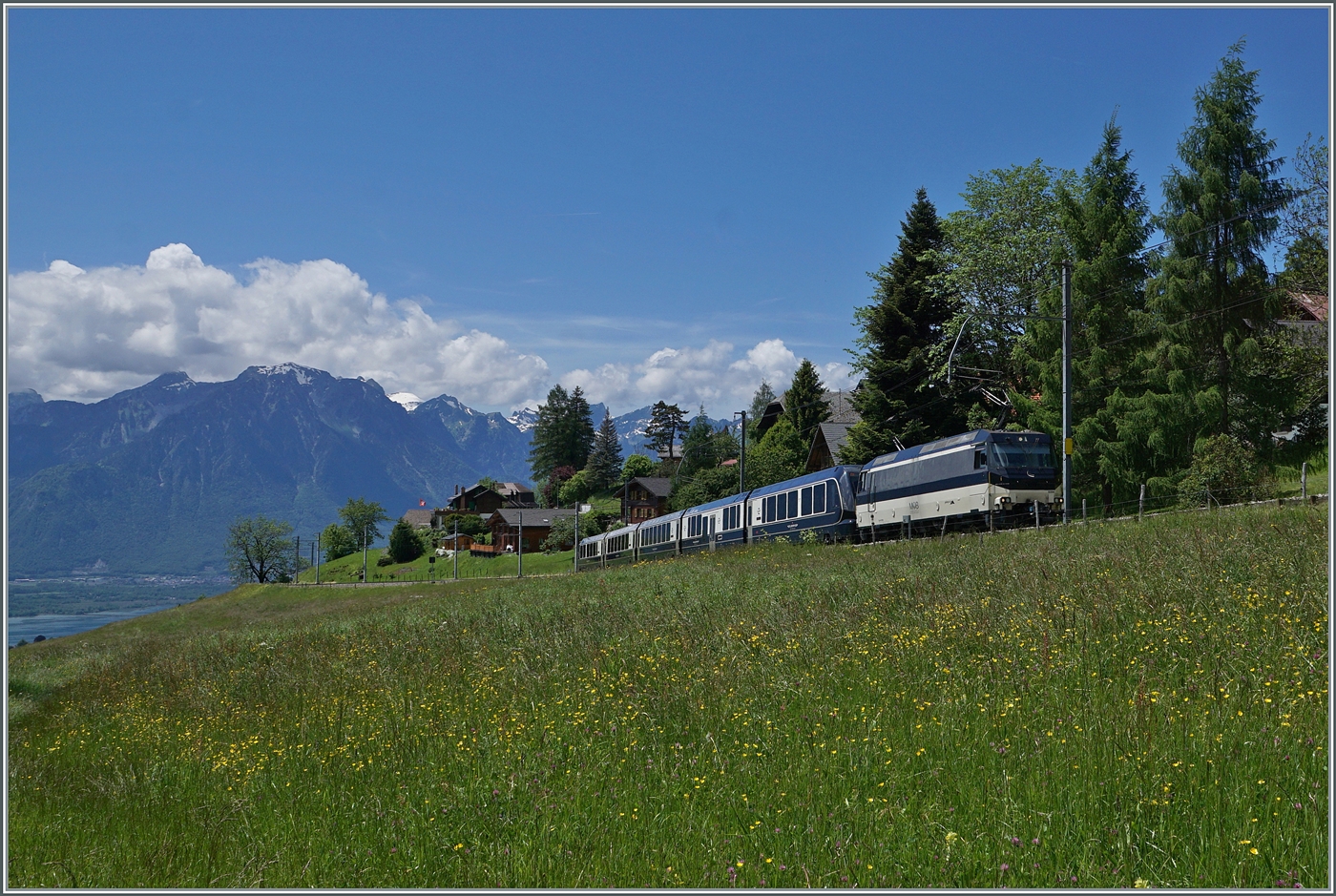 Die MOB Ge 4/4 8004 ist mit dem Golden Pass Express GPX 4074 von Montreux nach Interlaken Ost bei Les Avants unterwegs, seit kurzem zeigt sich der GPX auf der Schmalspur nun fünfteilig, der Grund ist das Einfügen des Mitteleinstiegwagens (Niederflur), womit der Zug allen zugänglich ist und in der 2. Klasse nun auch etwas mehr Platz bietet.

28. Mai 2024
