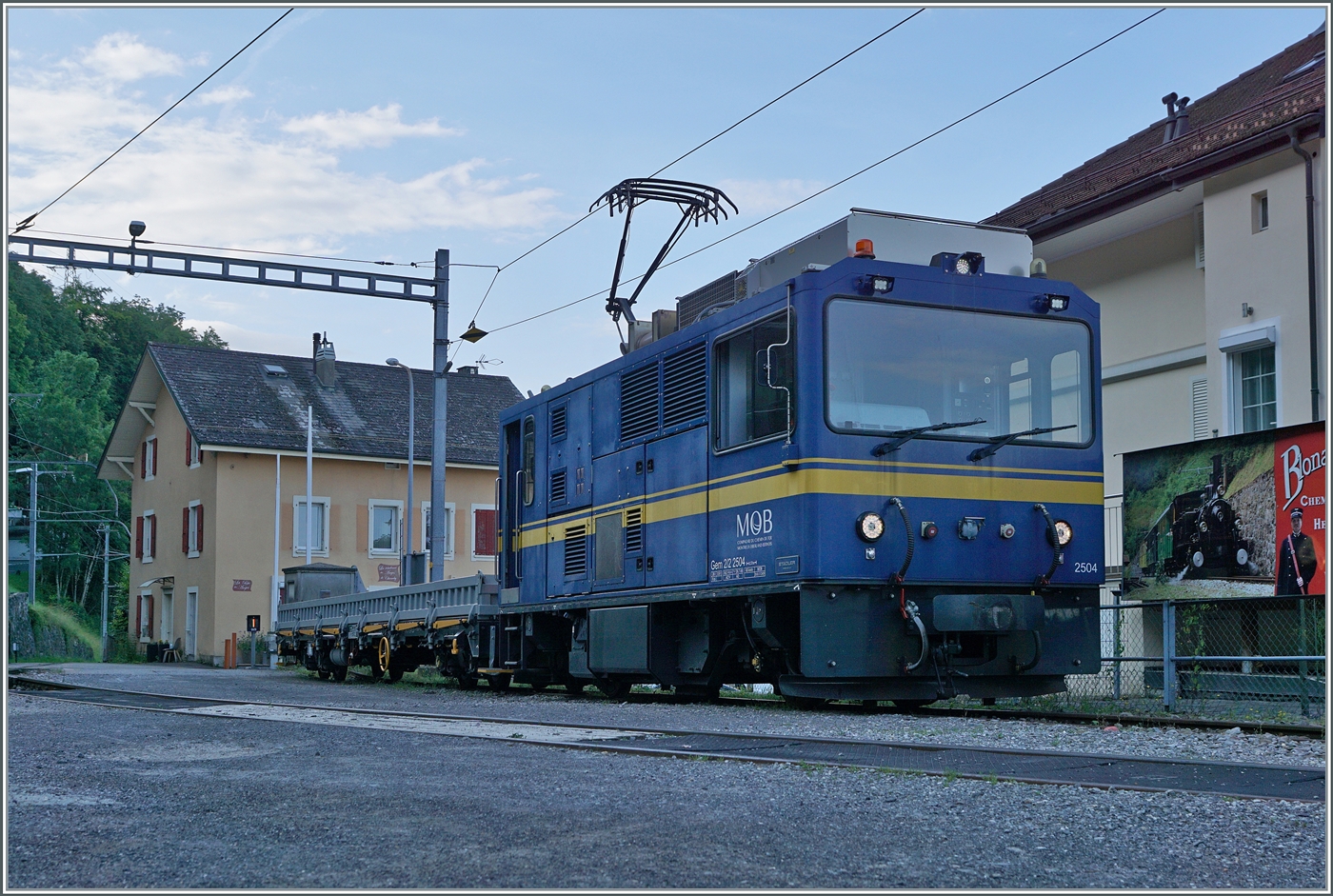 Die MOB Gem 2/2 2504 rangiert in Chamby bevor sie sich auf den Weg in Richtung Les Avants macht. 

28. Juni 2024