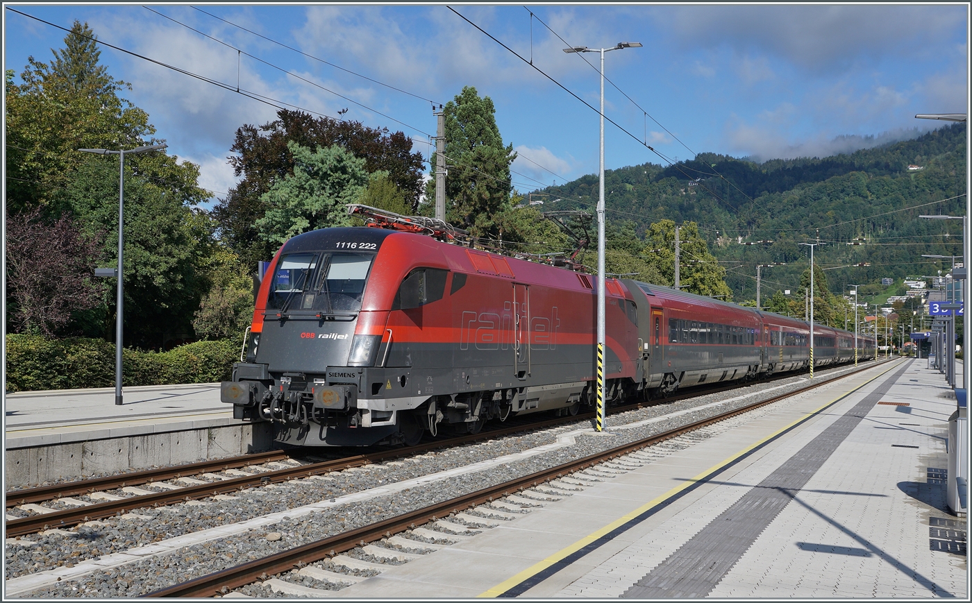 Die ÖBB 1116 222 rangiert mit ihrem RJ im Bahnhof von Bregenz und bietet mir so ein paar interessante Motive.

19. Sept. 2024