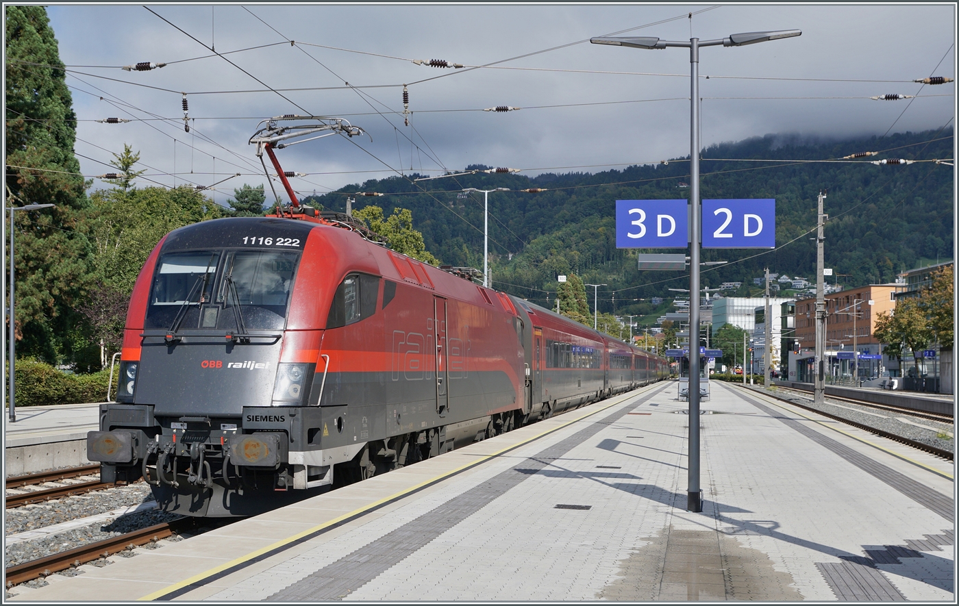 Die ÖBB 1116 222 steht mit eine RJ in Bregenz und wartet auf die Bereitstellung.

17. Sept. 2024