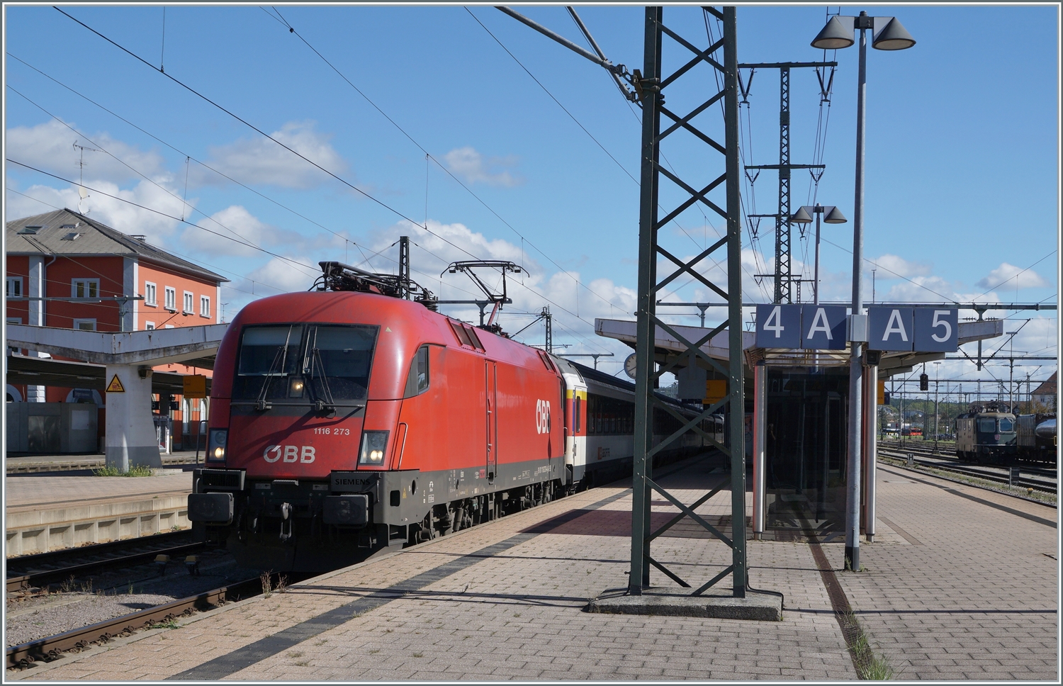 Die ÖBB 1116 273 hat in Singen den von Zürich gekommen EC übernommen und wird in nach Stuttgart bringen. Die ÖBB Loks werden Umlaufsbedingt  bzw. Ausgleichsbedingt (DB 101 im NJ-Verkehr) im Gäu eingesetzt. 

19. Sept. 2022