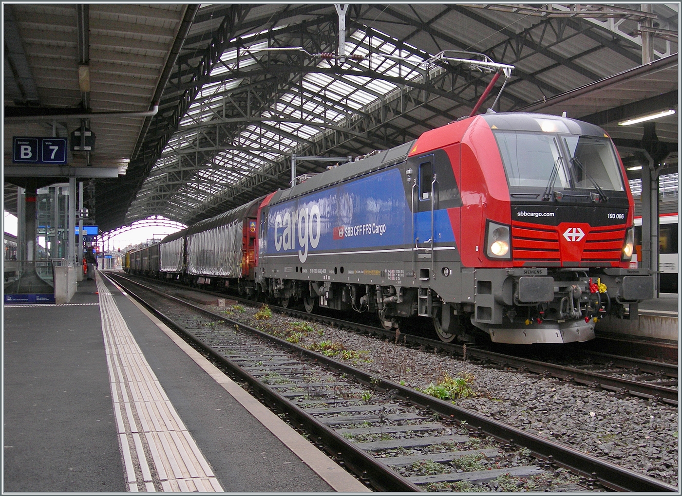 Die SBB Cargo 193 066 wartet mit einem gemischten Güterzug in Lausanne auf die Weiterfahrt in Richtung Villeneuve.

3. Februar 2025