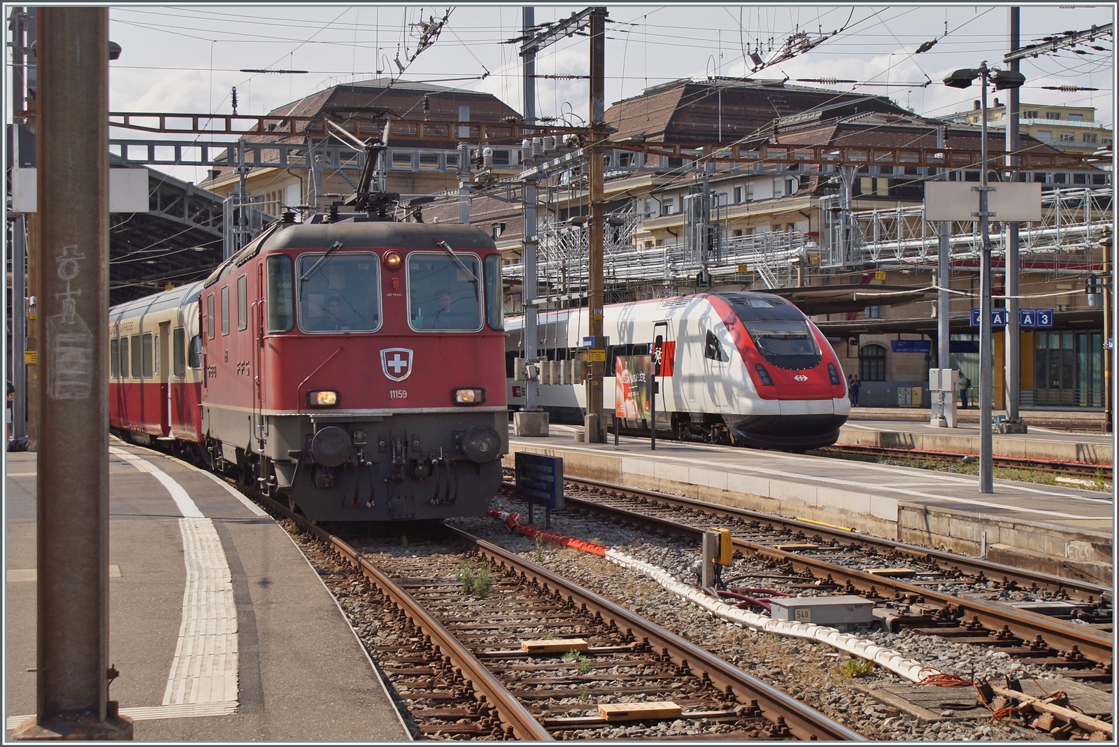 Die SBB Re 4/4 II haben sich in der Westschweiz aus dem planmässigen Personenverkehrs zurückgezogen. doch fehlt für eine edle Extraleistung eine ETCS Box, greift man gerne auf die bewährte Lokbaureihe zurück: die SBB Re 4/4 II 11159 verlässt mit dem SBB TEE RAe 1053 Lausanne in Richtung Montreux.

5. Juli 2023