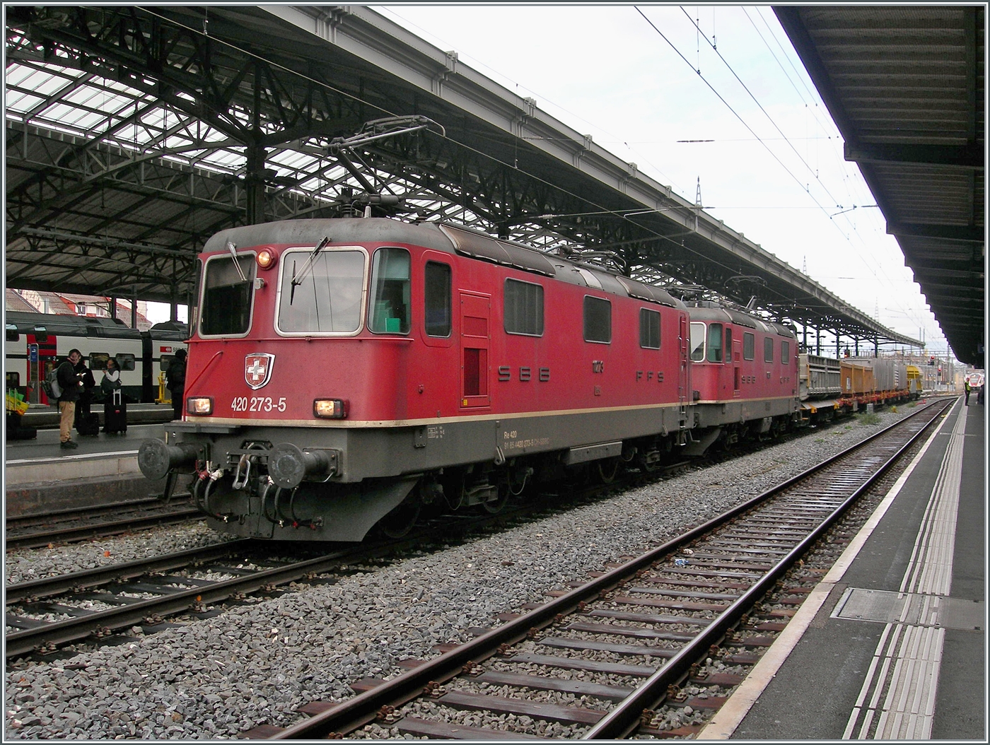 Die SBB Re 4/4 II 11273 (Re 420 273-5) und Re 4/4 II 11269 (Re 420 269-3) in Vielfachsteuerung warten mit ihrem Güterzug in Lausanne die Überholung ab, um dann ihre Fahrt in Richtung Villeneuve fortzusetzten.

2. Dez. 2024