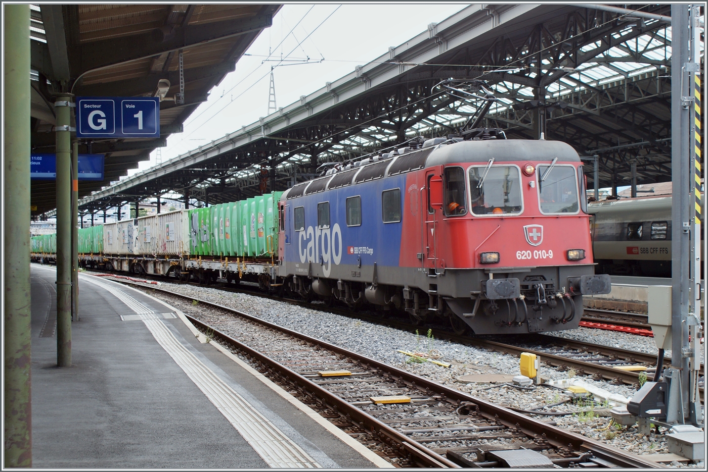 Die SBB Re 6/6 11610 (Re 620 010-9)  Spreitenbach  mit einem Tridell- Müllzug  in Lausanne.

8. Aug. 2023