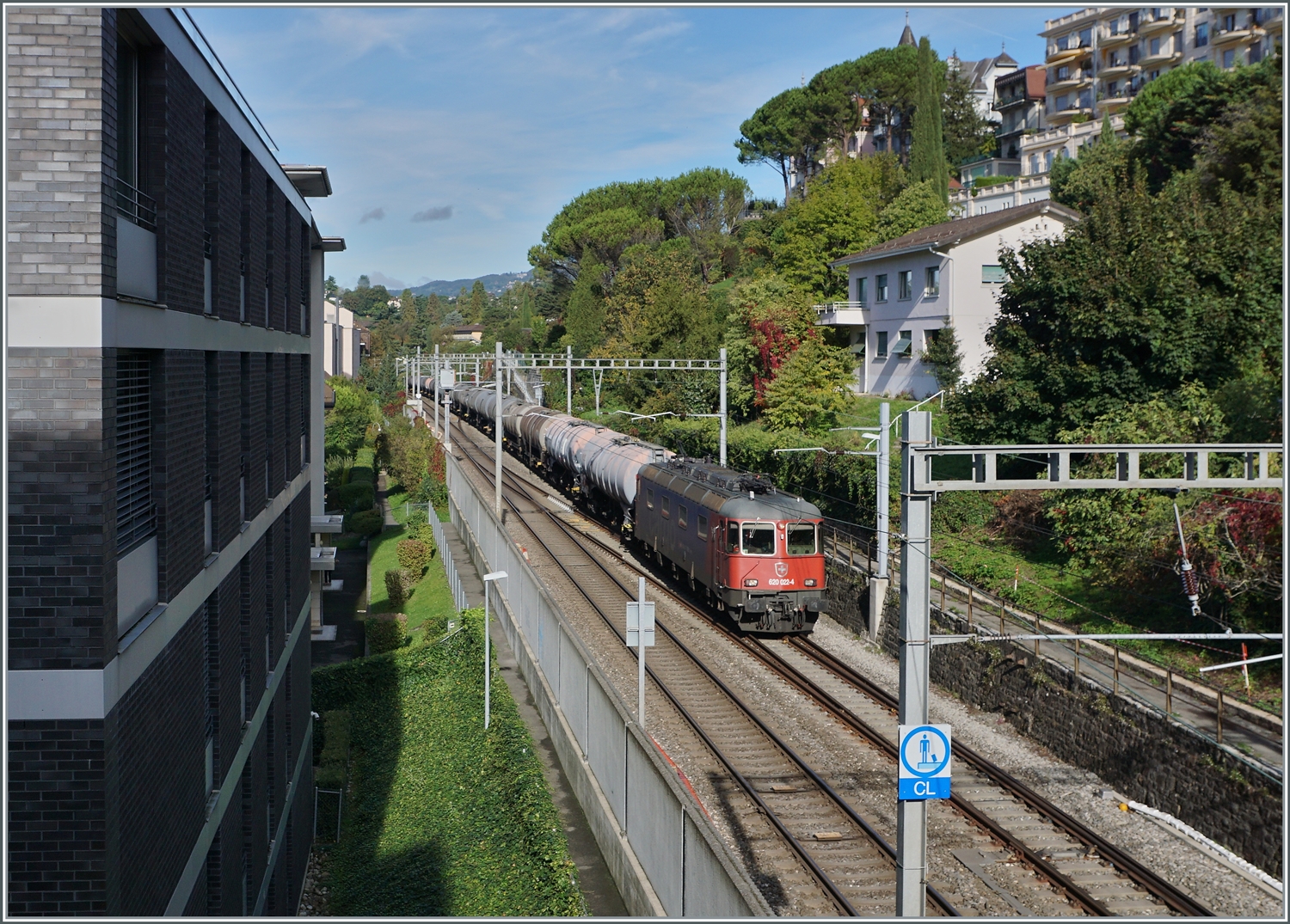 Die SBB Re 6/6 11622 (Re 620 022-4)  Suhr  ist mit einem Güterzug in Richutng Wallis bei Montreux unterwegs. 

3. Okt. 2022