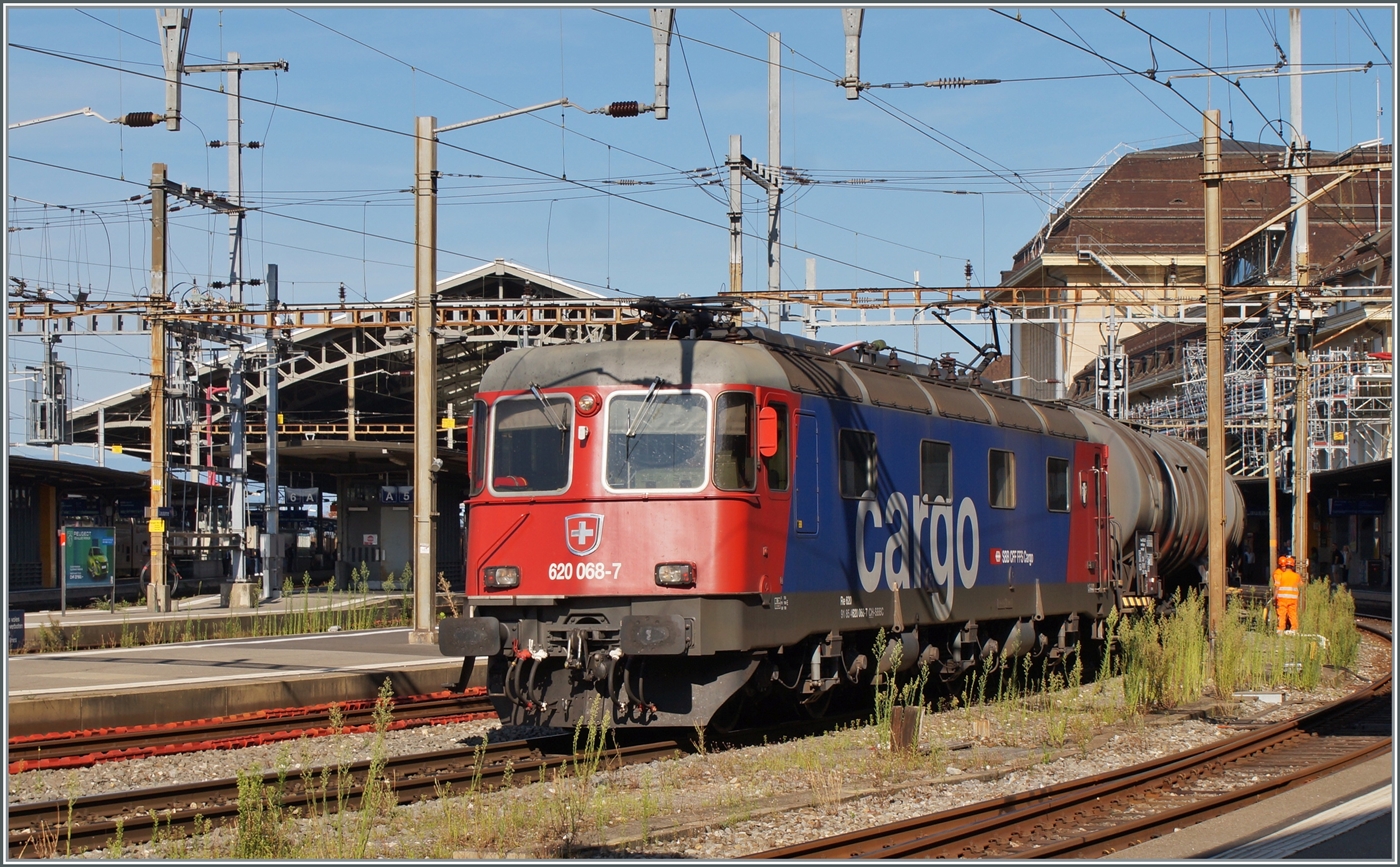 Die SBB Re 6/6 11668 (Re 620 068-7)  Stein Säckingen  verlässt mit einem Kesselwagenzug den Bahnhof von Lausanne.

22. Aug. 20024 

