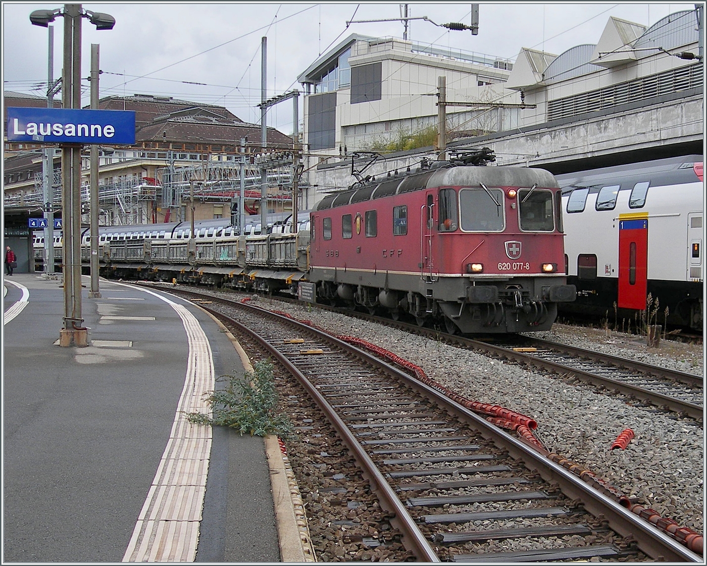 Die SBB RE 6/6 11677 (Re 620 077-8)  Neuhausen am Rheinfall  wartet in Lausanne mit einem Güterzug auf die Weiterfahrt.

21. Nov. 2024