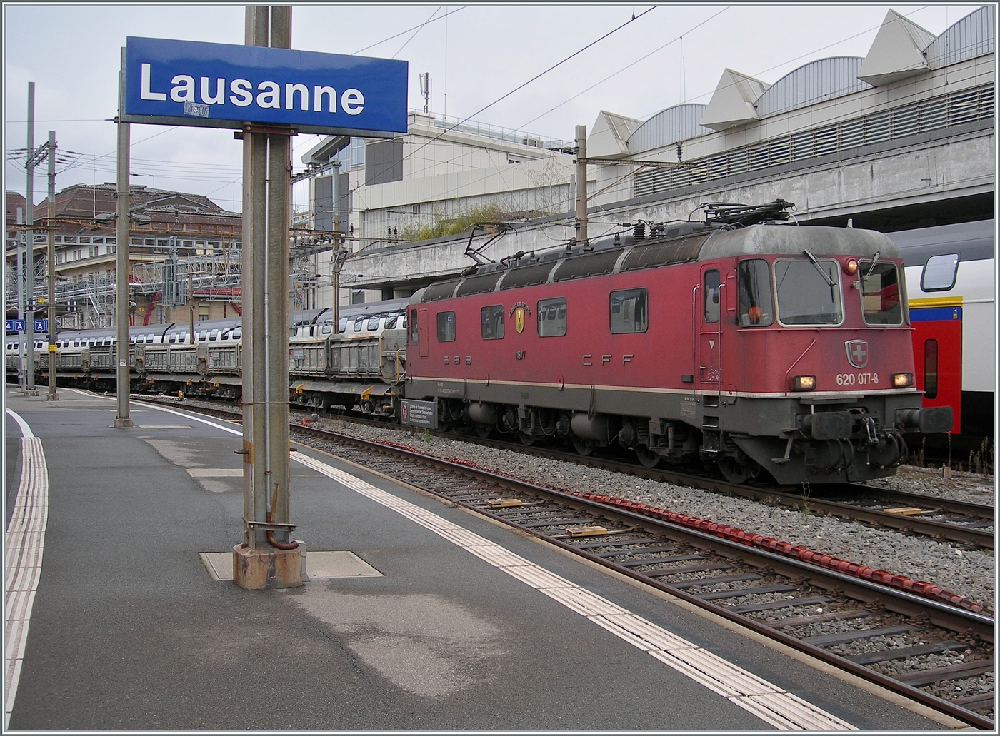Die SBB Re 6/6 11678 (Re 620 077-8)  Neuhausen am Rheinfall  wartet in Lausanne auf die Weiterfahrt. 

21. Nov. 2024