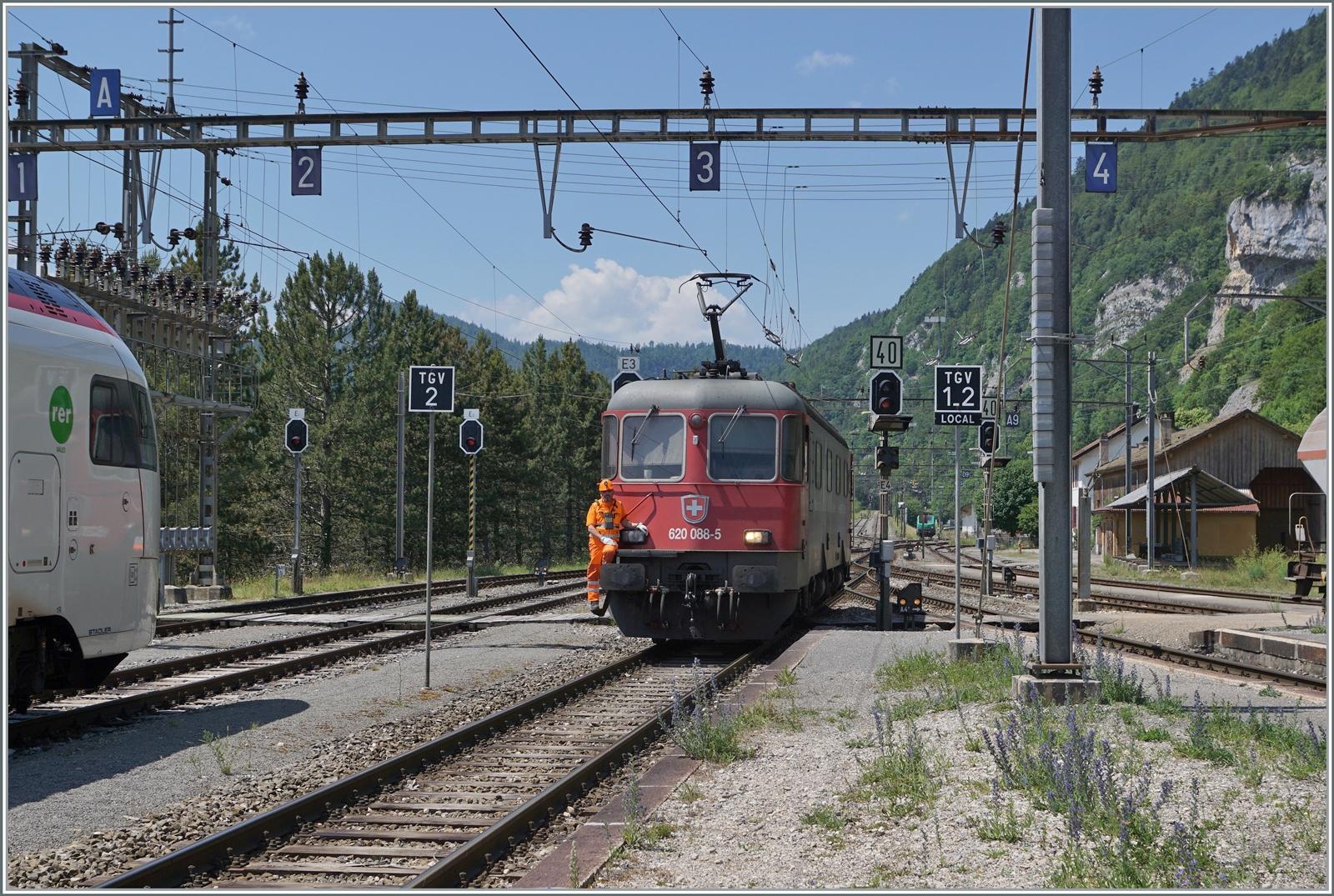 Die SBB Re 6/6 11688 (Re 620 088-5)  Lintahl  hat ihre Güterzug, den sie in Domo II übernommen hat, in Vallorbe verlassen und überlässt nun der SNCF die Traktion. 

16. Juni 2022
