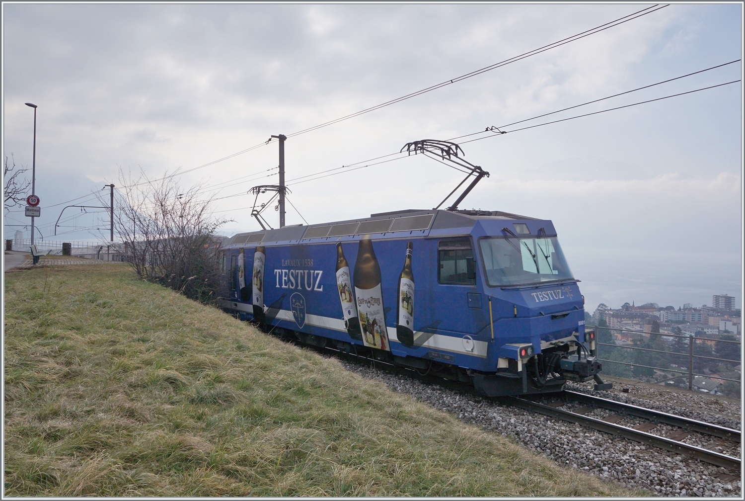 Die schiebende MOB Ge 4/4 8001 des GoldenPass Express GPX 4065 von Interlaken Ost nach Montreux bei Châtelard VD. 

8. Feb., 2023