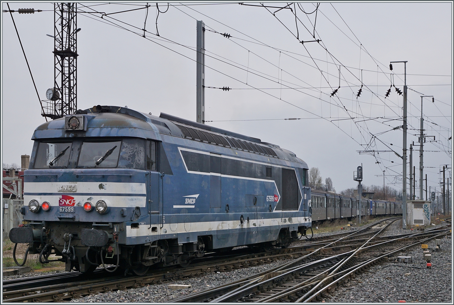 Die SNCF BB 67591 hat in Strasbourg das Dépôt verlassen und ist nun auf dem Weg eine (bzw.
zwei) RRR Komposition(en) abzuholen, die im Hintergrund zu sehen sind.

12. März 2024