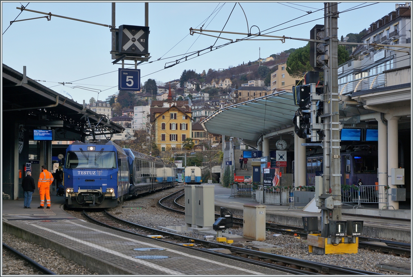 Die Spannung steigt, nur noch einen kurzen Augenblick; dann verlässt der erste GPX GoldenPass Express nach Interlaken Ost Montreux.

11. Dez. 2022