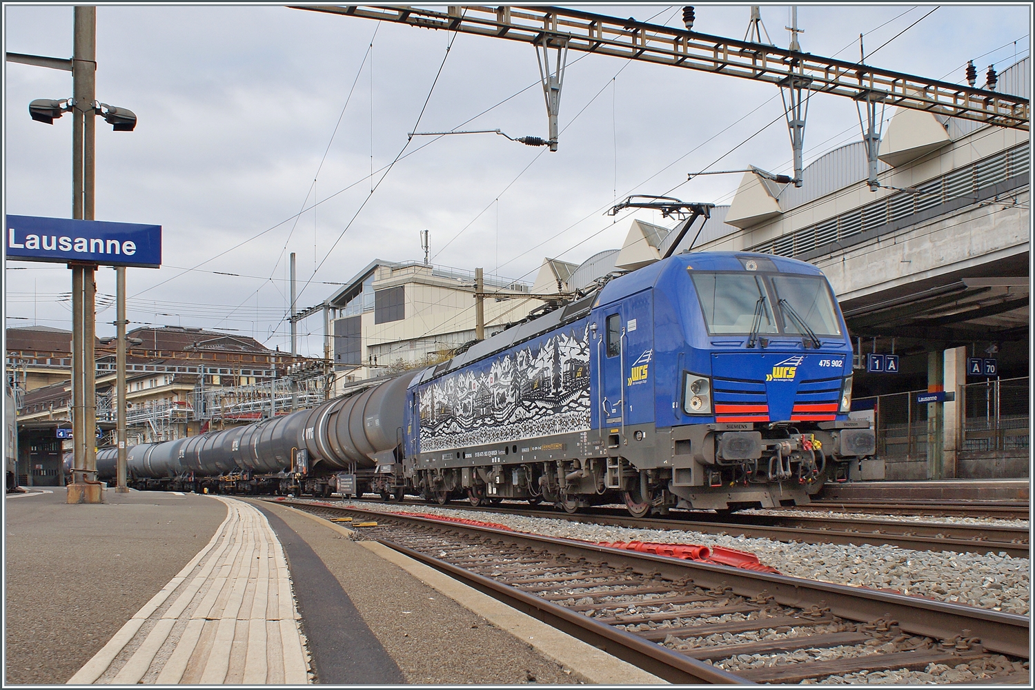 Die WRS Ae 475 902 (91 85 4475 902-3 CH-WRS) wartet in Lausanne mit einem Oel-Zug auf die Weiterfahrt in Richtung Wallis. 

17. Februar 2023