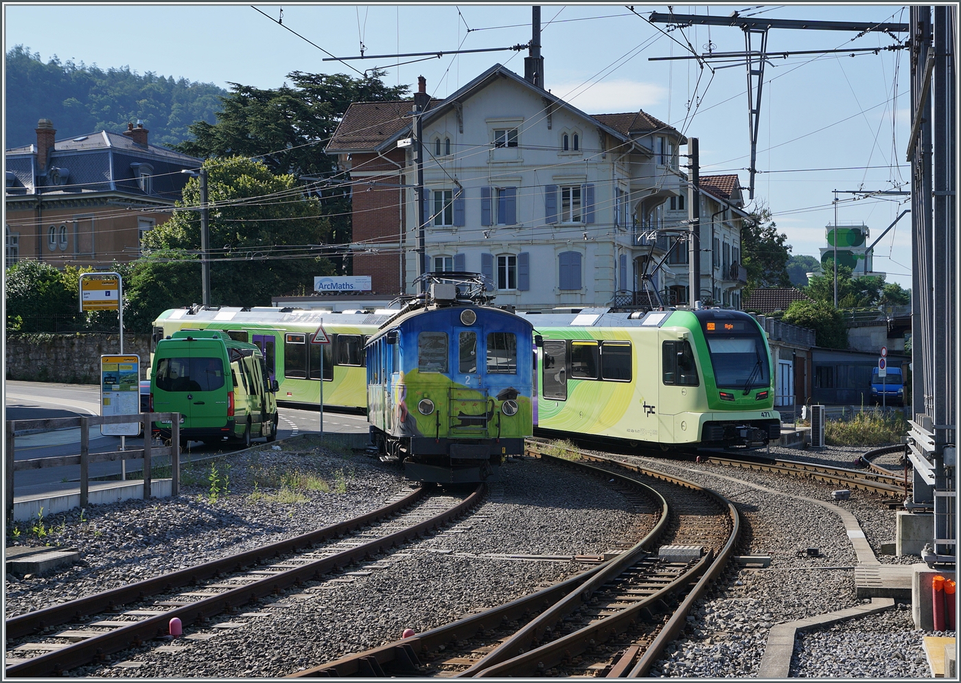 Ein Bild, das den Fortschritt zeigen soll, doch in Tat und Wahrheit zeigt es beschissene 8 Minuten...
Beschissene acht Minuten in dem Sinn, dass die 1914 in Betrieb genommen ABDe 4/4 die Strecken von Aigle nach Les Diablerets in 58 Minuten schafften, während der moderne ABe 4/8 471 es eigentlich in 50 Minuten schaffen sollte. Doch der Fortschritt versagt, der ABe 4/8 schafft es nicht...
Vielleicht sollte man die BDe 4/4 mit den ex BTL Bt wieder hervorholen, denn diese Züge boten 40 Jahre lange einen zuverlässigen, pünktlichen Service. Und die Fahrt dauerte 50 Minuten... 

27. Juli 2024