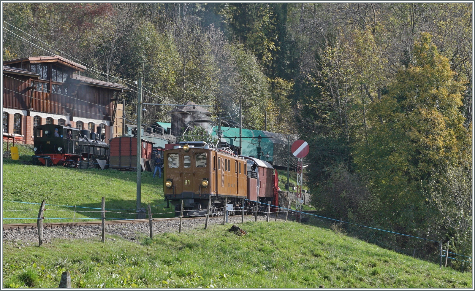Ein eher seltenes Bild, welches wohl auch zu Betriebszeit der Ge 4/4 81 und der Dampfschneeschleuder bei der RhB/Bernina Bahn wohl kaum gegeben hatte, schade nur fehlt der Schnee, doch der wäre so Ende Oktober doch etwas zu früh...
Das Bild entstand bei Chaulin.

30. Oktober 2022