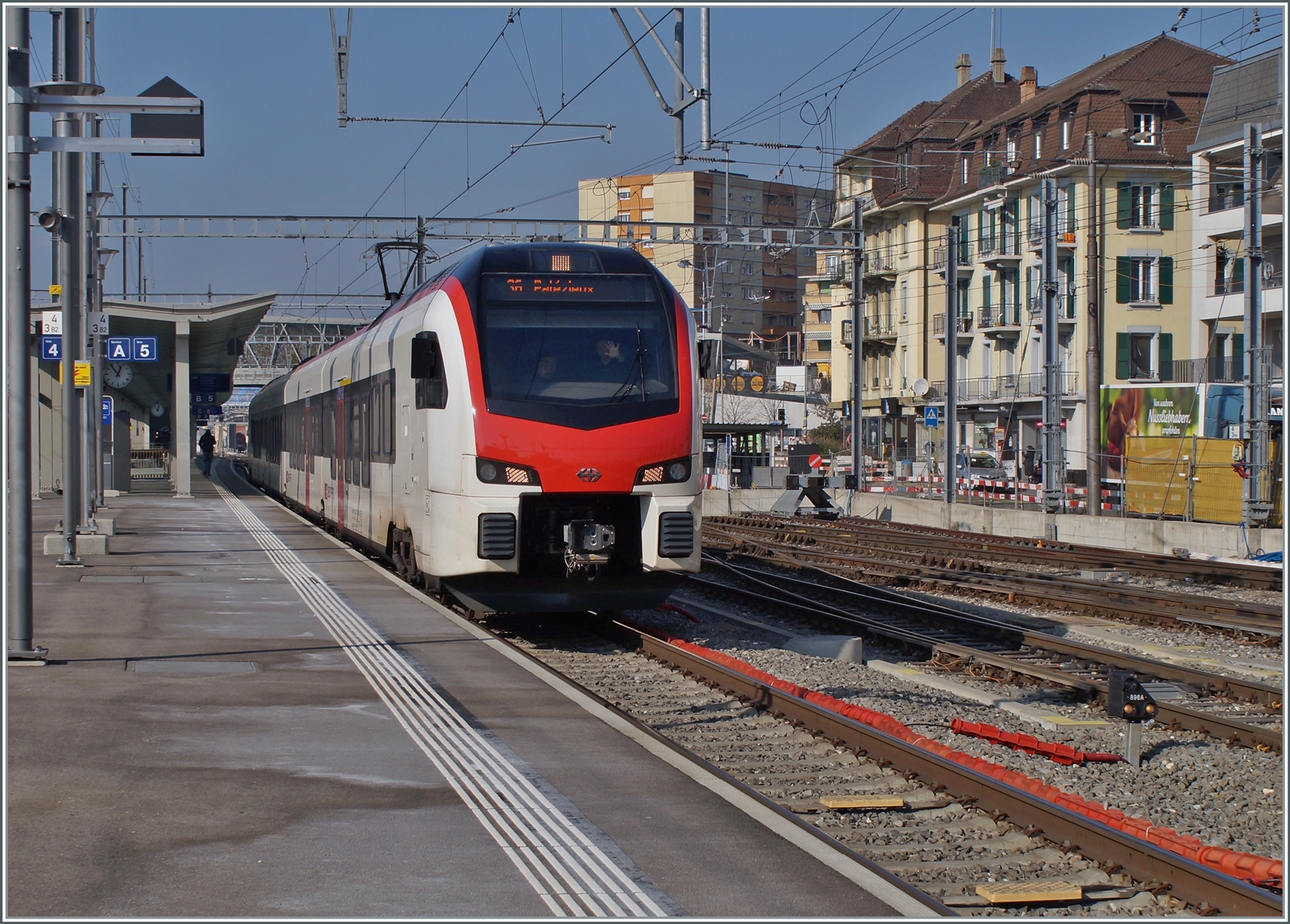 Ein Fernverkehrs SBB RABe 523 5xx  Mouette  verlässt Renens VD als S6 nach Palézieux.

9 Feb. 2023