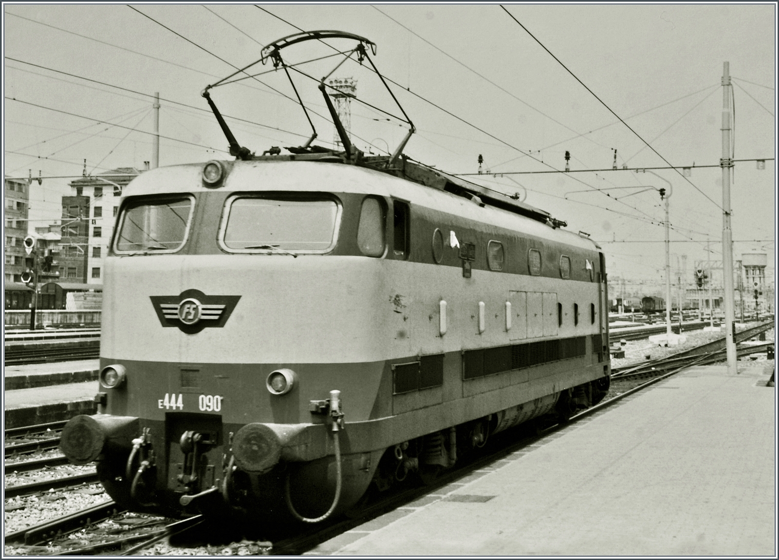 Ein FS-Klassiker: die 200 km/ schnelle E 444 090 in Milano Centrale.

Analogbild vom Juni 19895 