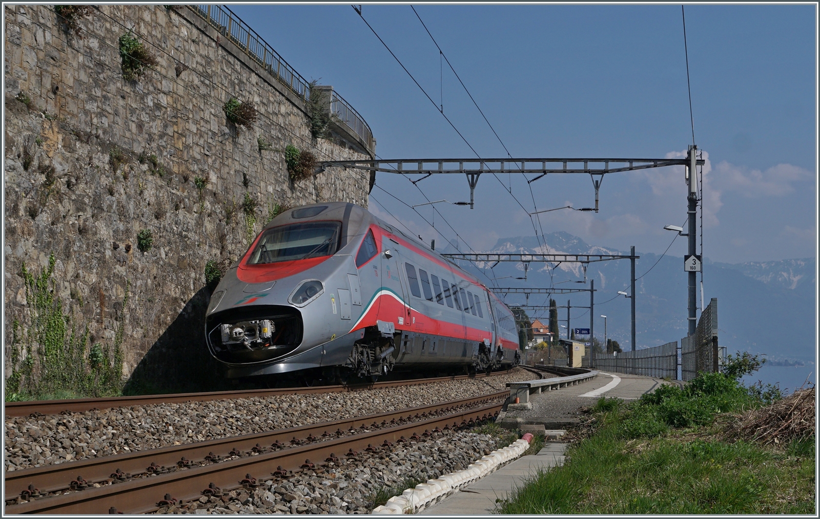 Ein FS Trenitalia ETR 610 (leider mit offener Schnauze) ist als EC auf em Weg von Genève nach Milano und erreicht St-Saphorin.

25. März 2022