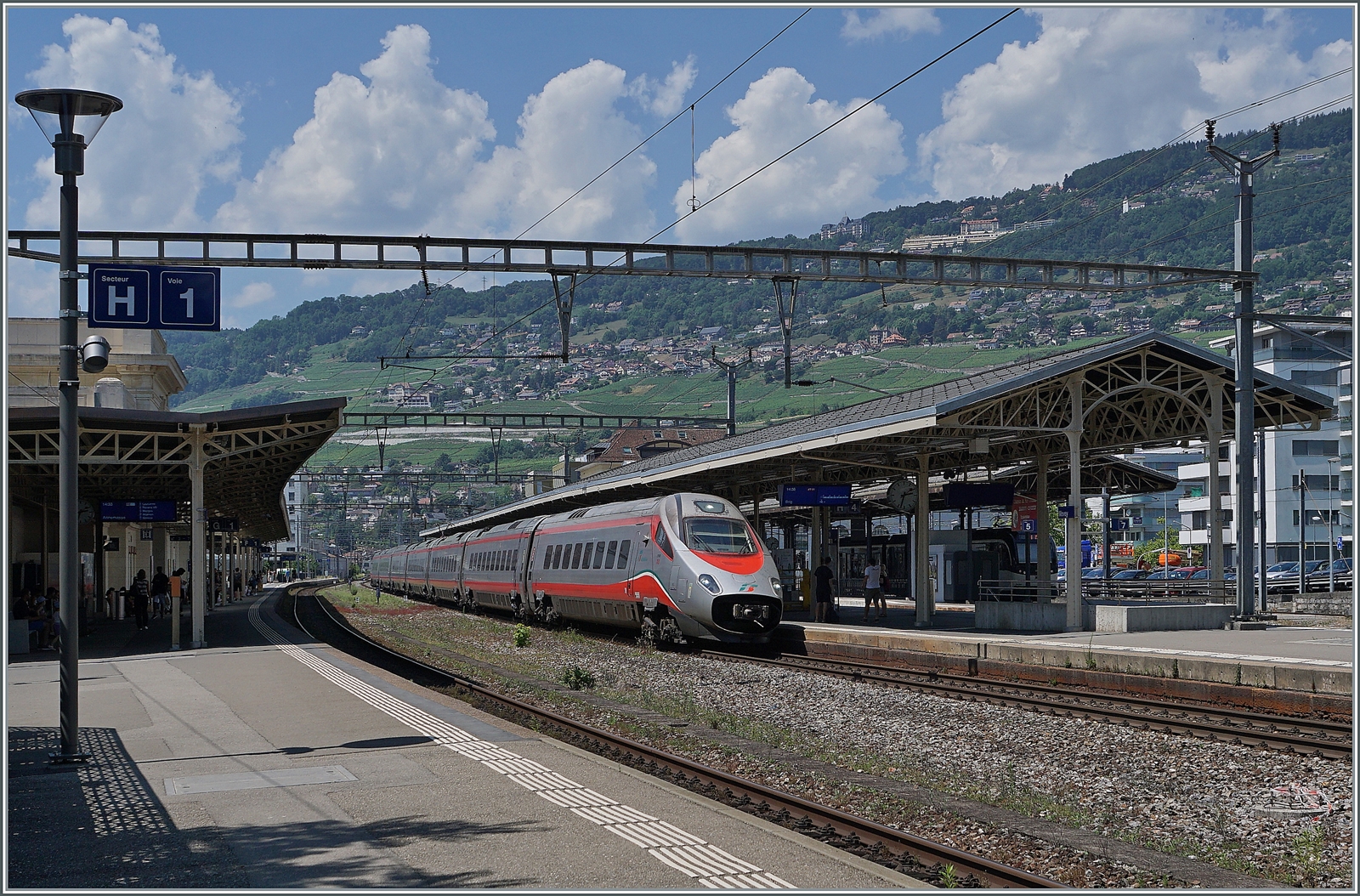 Ein FS Trenitalia ETR 610 ist auf dem Weg nach Milano und färht ohne Halt durch Vevey. 

e16. Juni 2022