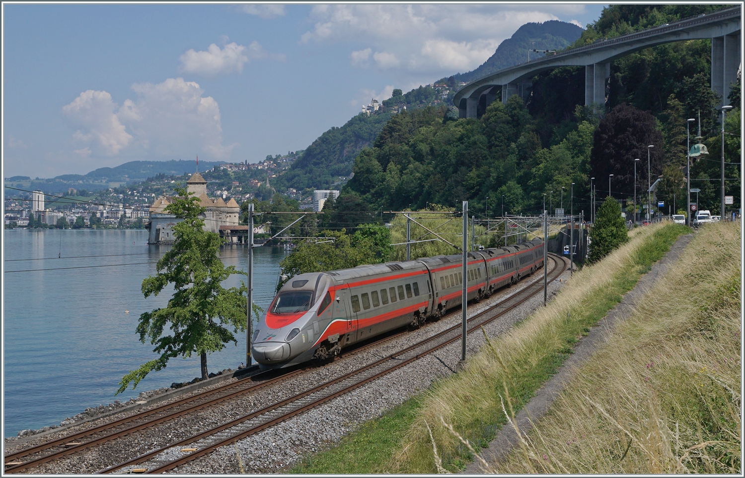 Ein FS Trenitalia ETR 610 ist als EC von Milano nach Genève beim Château de Chillon unterwegs. 

16. Juni 2023 