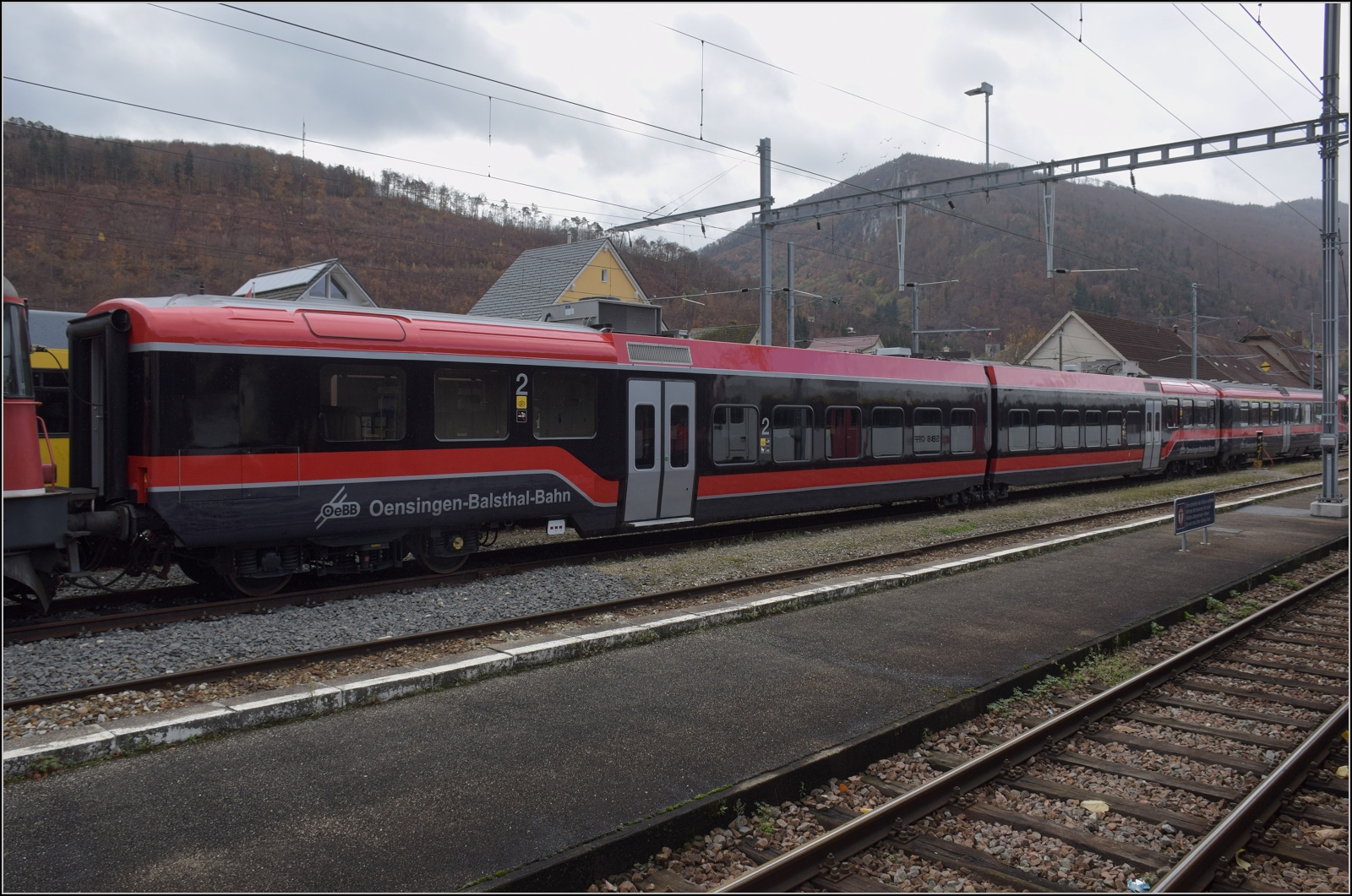 Ein Jumbowagen der BLS wurde mittlerweile aufmöbliert und sorgt für einen standardgemäßen Transport auch nach neuen Standards im Jahr 2024. Mit dem frischen Lack ist er sogar für empfindliche Augen verträglich. Er hört auf B 50 85 22-35 629-6 CH-OeBB, Balsthal im November 2023.