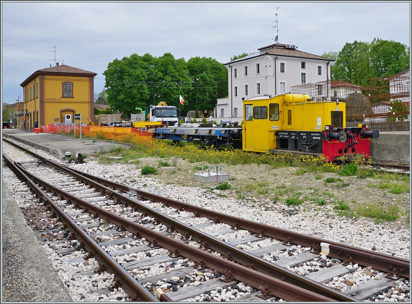 Ein RFI Rangiertraktor steht in Brescello-Viadana, wohl für die Bauarbeiten, wird doch die Strecken Parma - Guastalla* elektrifziert. 

17. April 2023

*(Reggio - Emiglia) - Guastalla - Suzzara ist bereits seit kurzem elektrifziert. 