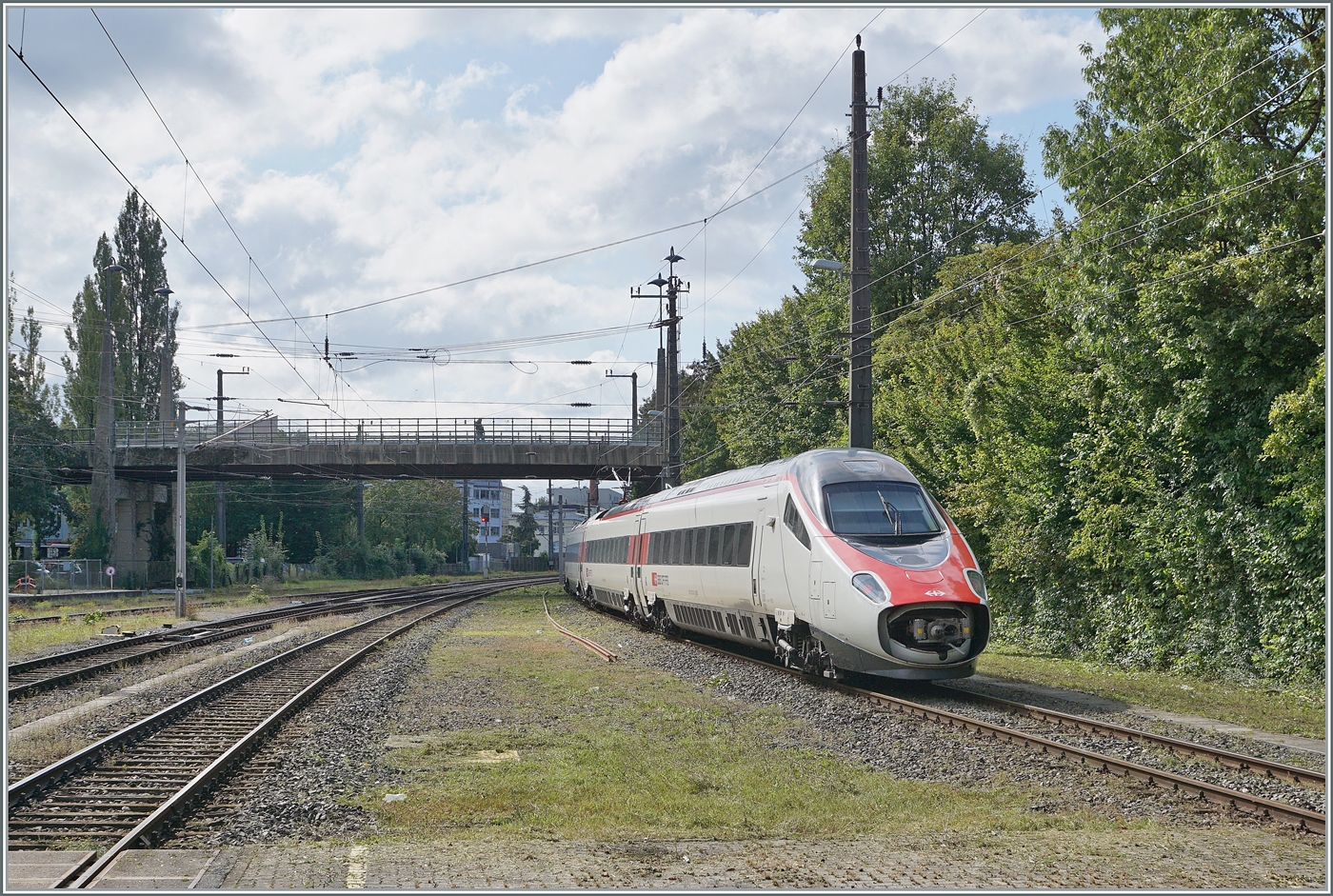 Ein SBB RABe 503 (ETR 610) ist als EC auf dem Weg von München nach Zürich und verlässt Bregenz. 

17. Sept. 2024