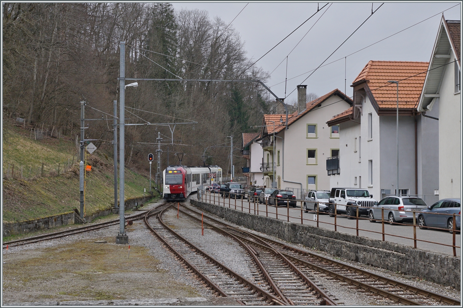 Ein TPF SURF Be 2/4 - B ABe 2/4 erreicht sein Ziel Broc Fabrique. Wenige Tage nach dieser Aufnahme wurde der Schmalspurverkehr eingestellt um die Strecke umzuspuren. 

3. April 2021