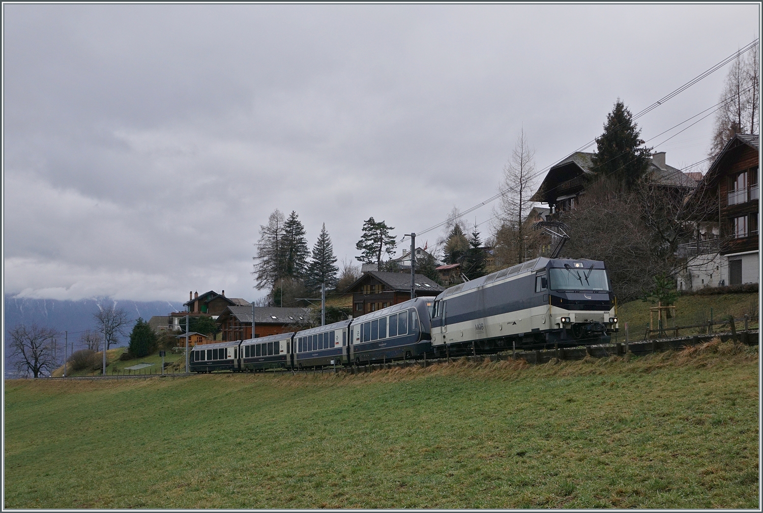 Ein weiteres GPX Bild mit etwas mehr Zug: Kurz vor Les Avants ist die MOB Ge 4/4 8004 mit dem MOB/BLS GoldenPass Express GPX 4074 von Montreux nach Interlaken Ost unterwegs. 

6. Januar 2024 