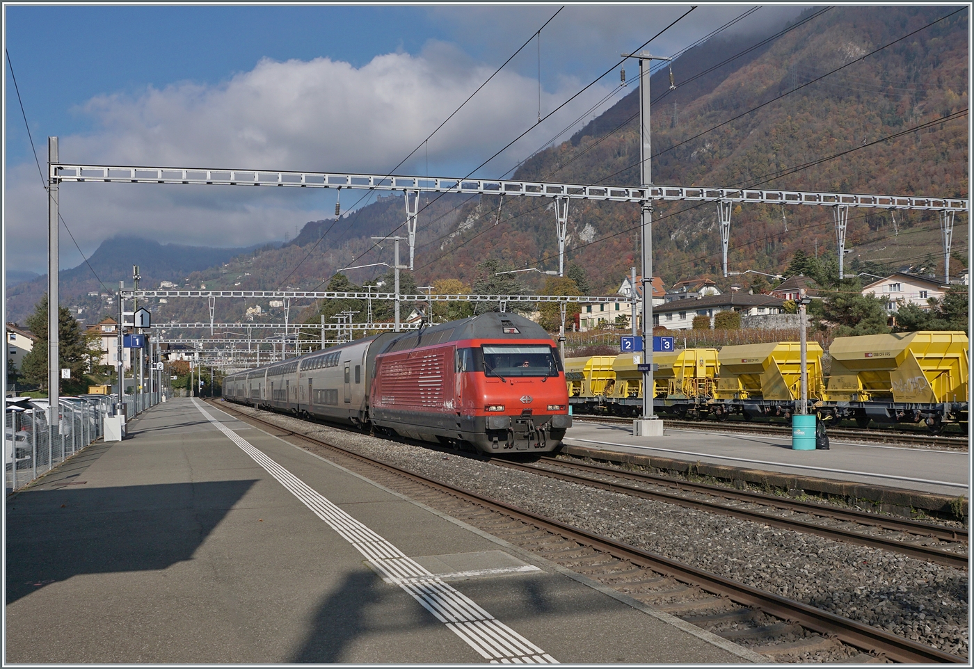 Eine SBB Re 460 fährt mit ihrem IR 90 durch den Bahnhof von Villeneuve. Der Zug ist auf dem Weg nach Brig. 

14. Nov.2024