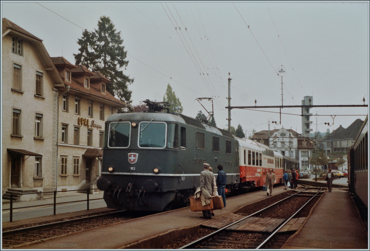 Einfahrt des Regionalzuge 6024 von Luzern nach Lenzburg in Beinwil am See. 
Der aufmerksame Betrachter wird sofort den TEE Aussichtwagen erkennen und sich fragen ob Bild und Text übereinstimmen. 
Und ich kann bestätigen, ja, das ist der Regionalzug nach Lenzburg. Und gerne kann auch der (ehemalige) AD4üm-62 benutzt werden. Damals bot die SBB hin und wieder Überraschungsaktionen an, und der TEE Aussichtwagen im Seetal gehört dazu. Er lief an zwei Tagen in Seetal. 
Der Wagen trägt die Bezeichnung WGm, die UIC Nummer lautet 51 80 09 80 202-7 (P), Heimatbahnhof ist Konstanz und der schöne Wagen gehört dem Reisebüro Mittelthurgaubahn. 
Die Zuglok ist die SBB Re 4/4 II 11166. 

16. Mai 1984