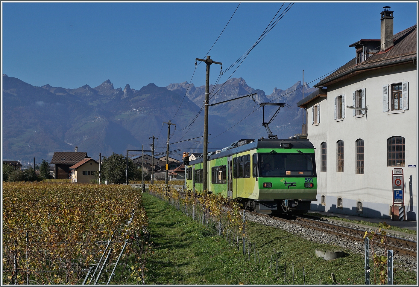 Eingangs Aigle ist der TPC Beh 4/8 auf den Weg zum SBB Bahnhof. Wenige Hundert Meter endet das Eigentrasse und die Bahn fährt auf der Strasse durch den Ort. 

2. Nov. 2024 