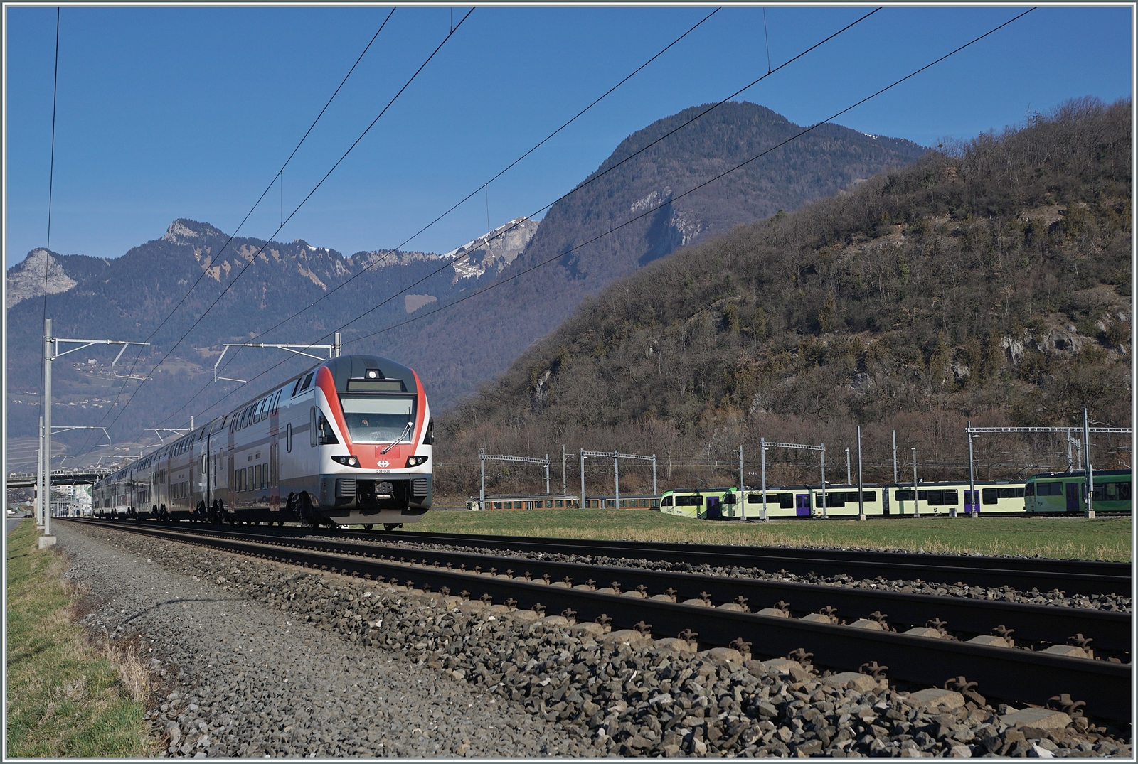 Einige hundert Meter weiter in Richtung Bex nochmals ein Blick ins TPC Dépôt und den SBB RABe 511 038 auf dem Weg nach St-Maurice.

4. Feb. 2024