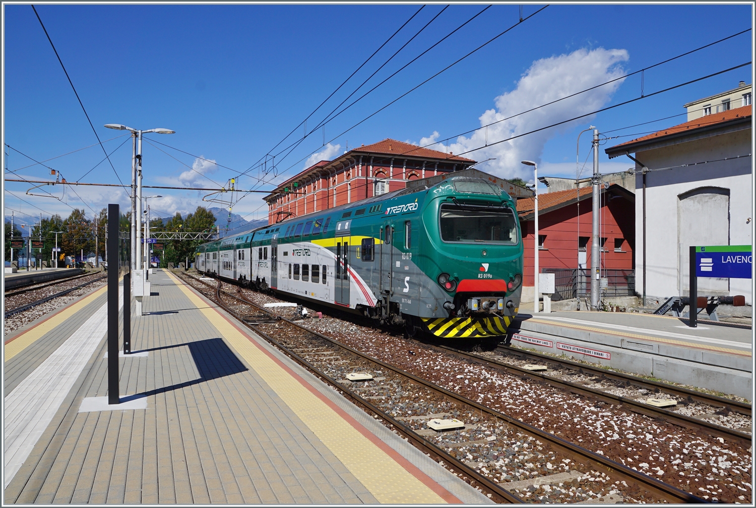 Endstation Lago Maggiore: der Trenord ALe 711 068 (94 83 4 711 068-6 I-TN) ist als Regio von Milano Cadorna in Laveno Mombello Lago angekommen.

27. September 2022