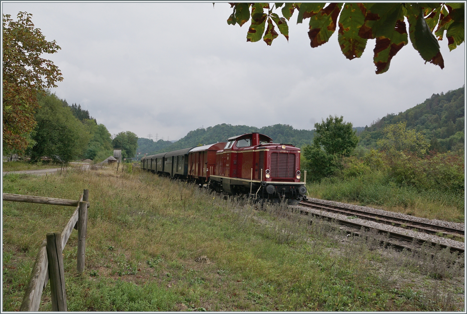 Fast am Ziel: Die 211 041-9 (92 80 1211 041-9 D-NeSA) erreicht mit ihrem Zug von Zollhaus Blumberg den Bahnhof von Weizen. 

27.08.2022