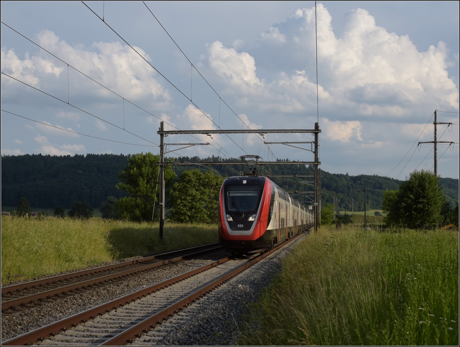 Fernverkehrstag auf der Altstrecke.

Via Burgdorf gibt es zumeist nur noch Güterverkehr, Nahverkehr und überregionale Züge nach Bern. Nicht an diesem Tag, RABe 502 208 ist diesmal gemächlicher Richtung Olten unterwegs. Dahinter Thermikwolken über den Höhenzügen des Emmentals. Bettenhausen, Juni 2023.