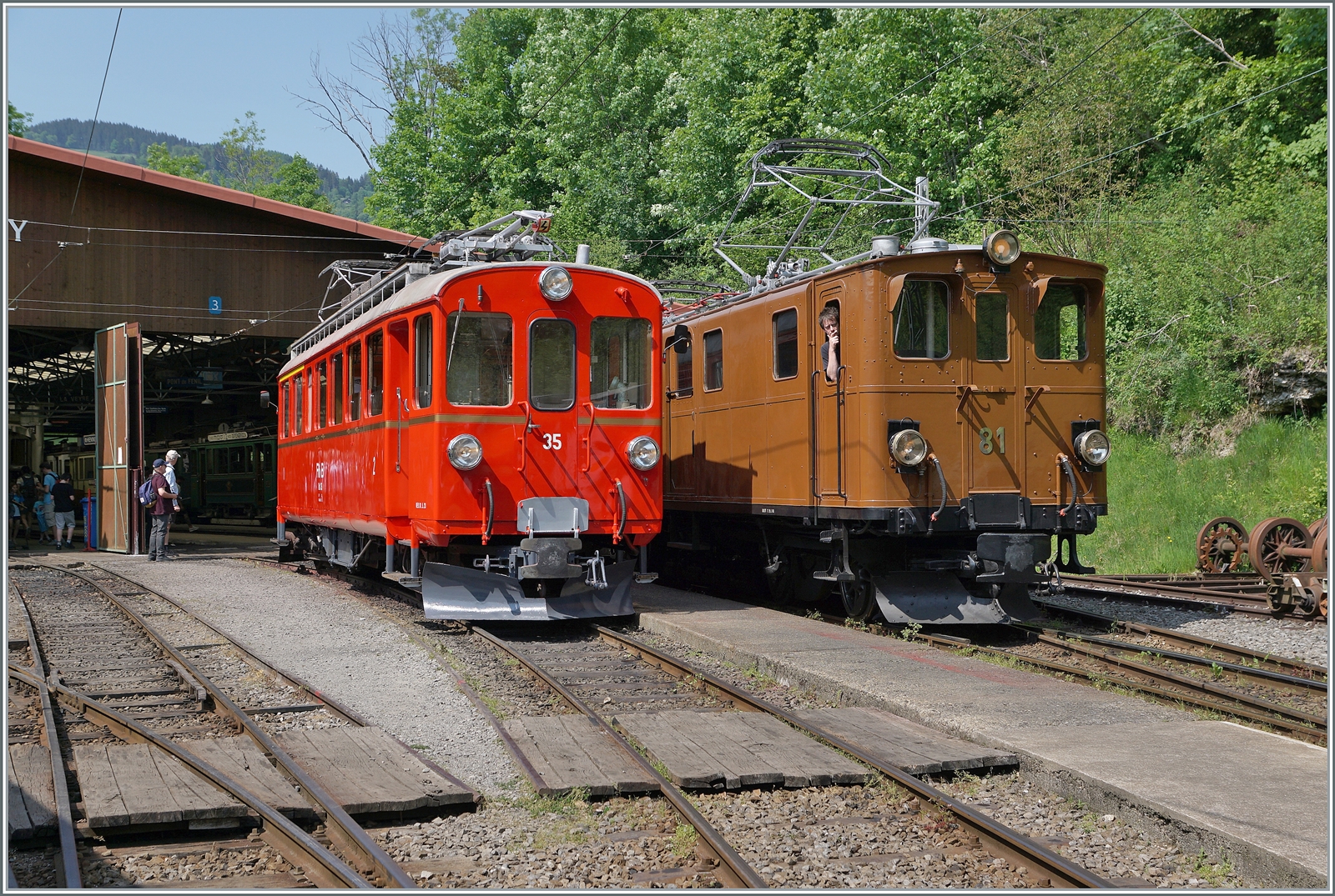 Festival Suisse de la vapeur / Schweizer Dampffestival 2023 der Blonay-Chamby Bahn: Neben der Überraschung in Form des RhB Bernina Bahn ABe 4/4 I 35 in Chaulin präsentierte sich die RhB Bernina Bahn Ge 4/4 81 gleich daneben und weckte Erinnerungen ans Bernina Festival zum 50 Jahre Jubiläum vor fünf Jahren. Für Liebhaber von Dampfloks: Ich habe noch Bilder, die dem Titel  Festival Suisse de la vapeur / Schweizer Dampffestival 2023  der Blonay-Chamby Bahn etwas mehr entsprechen, doch für mich war diese Szene das Highlight an diesem sehr gut gelungen Wochenende. Besten Dank der B-C! 

29. Mai 2023