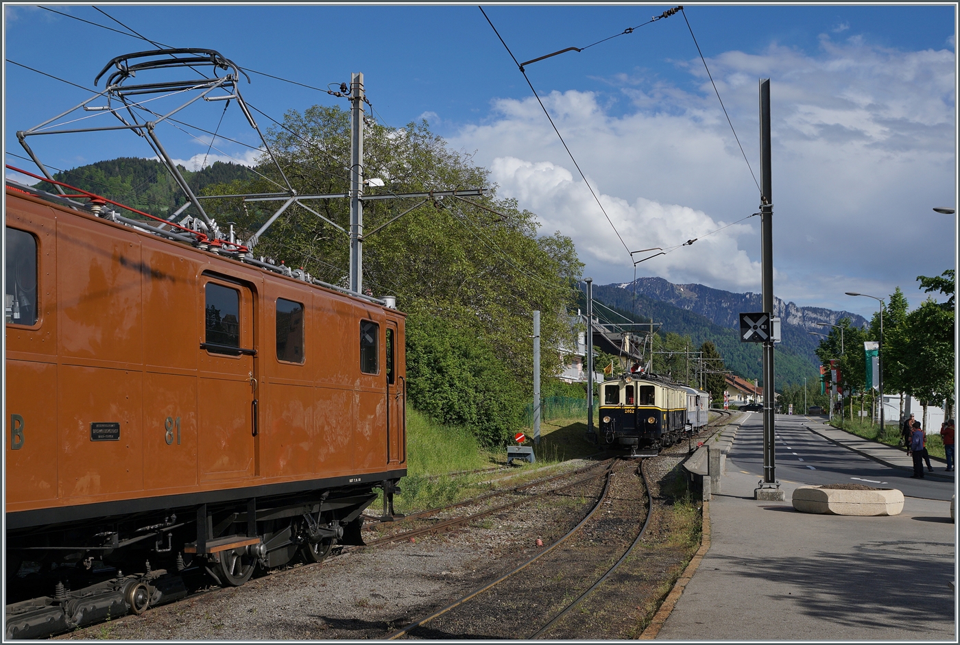 Festival Suisse de la vapeur 2024 / Schweizer Dampffestival 2024 der Blonay-Chamby Bahn - und da wird vorwiegend gedampft, aber eben nur  vorwiegend : So kommen auch E-Loks und Triebwagen zum Einsatz: in Blonay wartet die RhB Ge 4/4 81 mit ihrem Extrazug von Vevey nach Chaulin auf den Gegenzug, der mit dem MOB DZe 6/6 2002 schon zu sehen ist.

19. Mai 2024