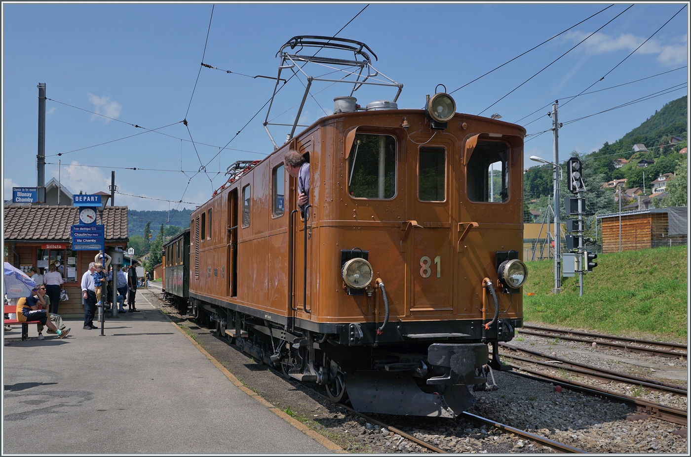  Festival Suisse de la vapeur  (Schweizer Dampffestival 2025) - Die Dampfloks werden in Chaulin  abgerüstet  und wie in den letzten Jahren üblich übernehmen elektrische Fahrzeuge die letzten Züge: In Blonay wartet die RhB Bernina Bahn Ge 4/4 81 der Blonay Chamby Bahn mit ihrem Zug auf die Abfahrt nach Chaulin. 8. Juni 2025