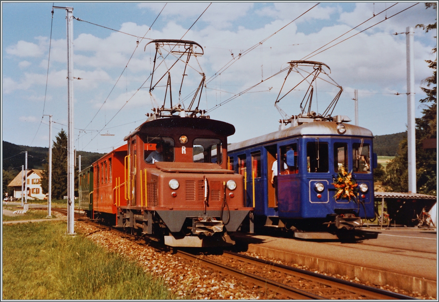 Für den Geschsellschaftsverkehr hielt die WSB zwei Züge vor:  S' farbige Bähnli  (links) und  s'blaue Bähnli  rechts. Beide zeigen sich im Sommer in Gontenschwil.

14. Juli 1984