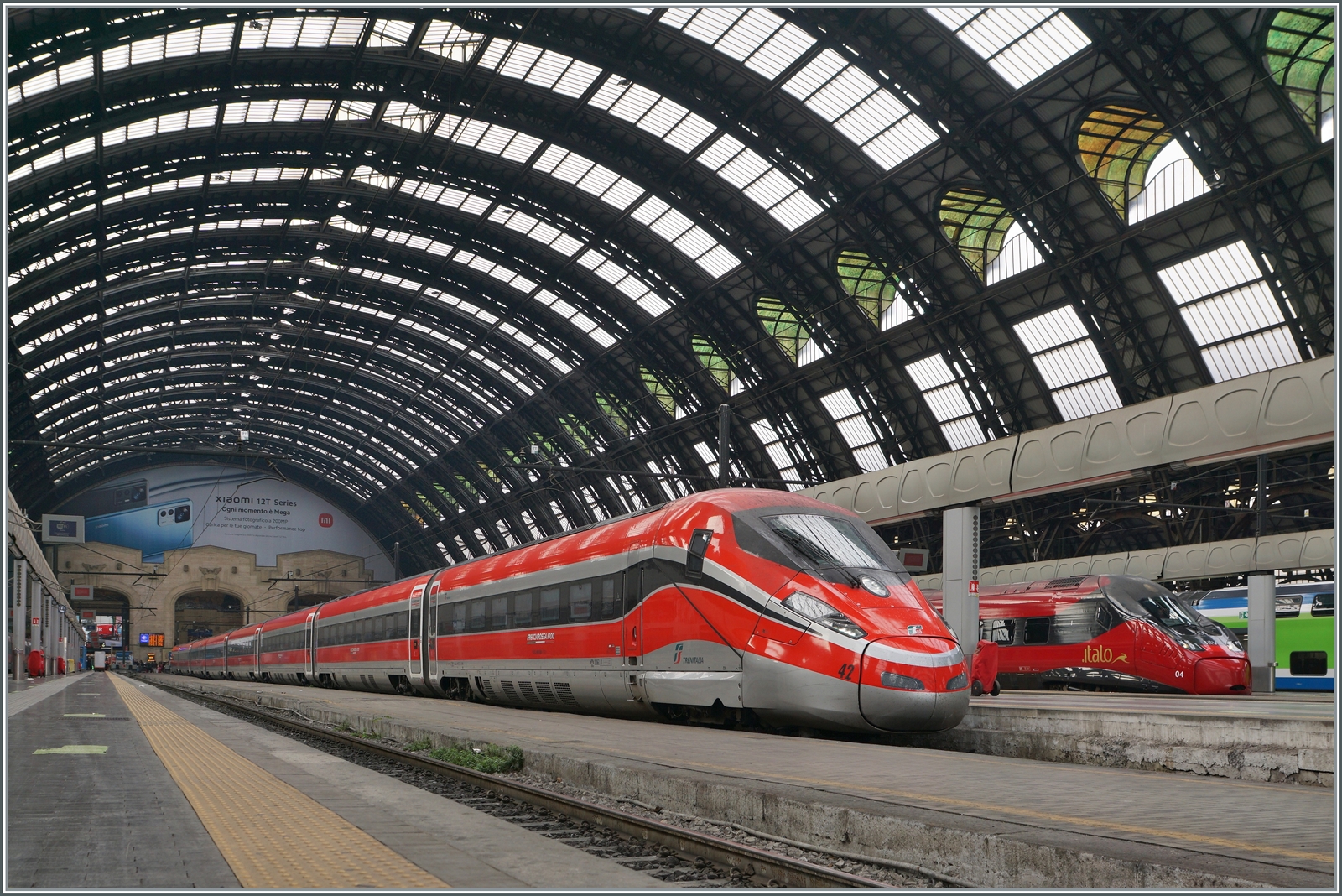 Für mich weiterhin einer der formschönsten Züge überhaupt: Der FS Trenitalia ETR 400, hier der ETR 400 042 in Milano Centrale. 

8. Nov. 2022