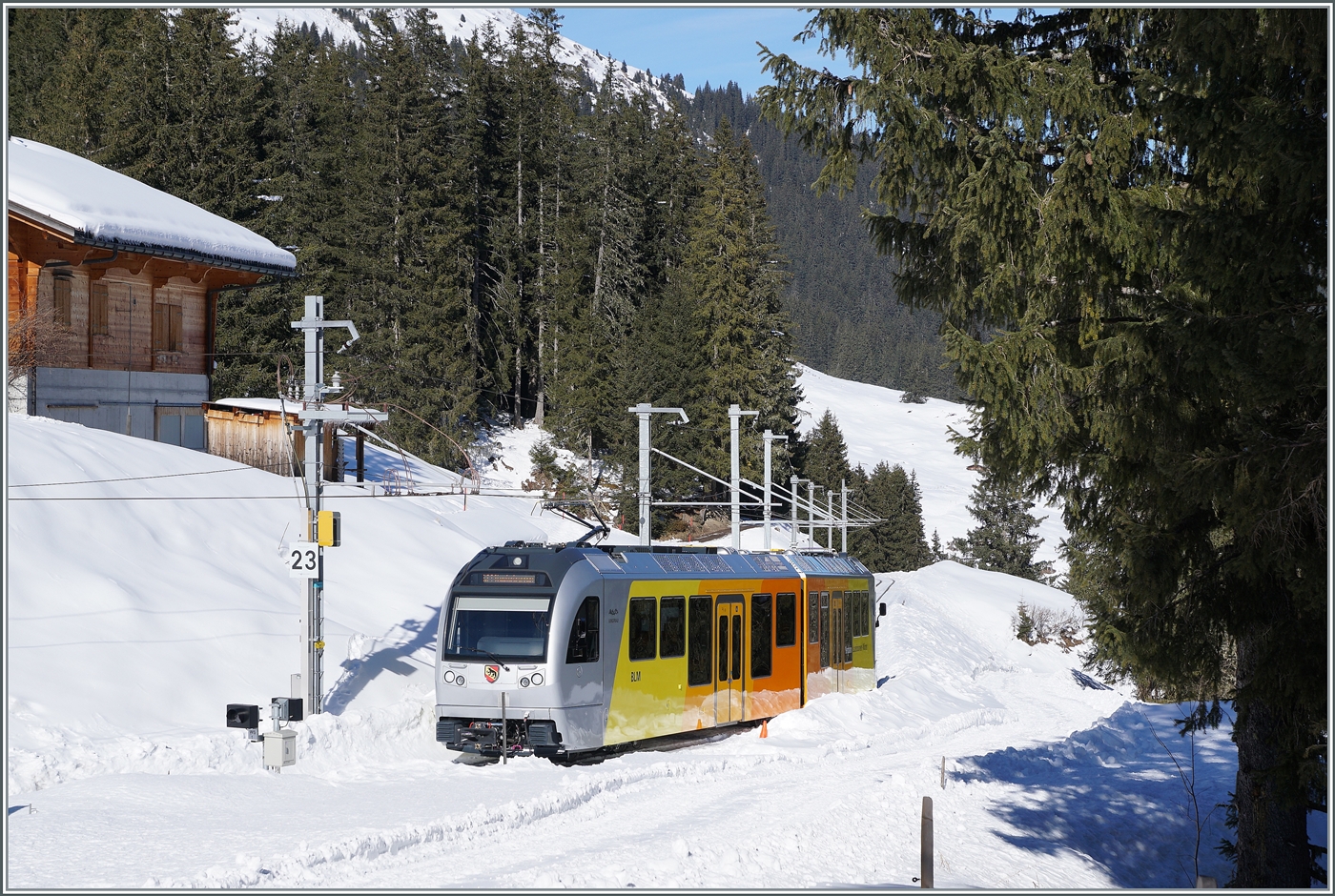 Gleich darauf verlässt der BLM Be 4/6 103  Junfrau  als Gegenzug Winteregg in Richtung Grütschalp. 

15. Feb. 2025