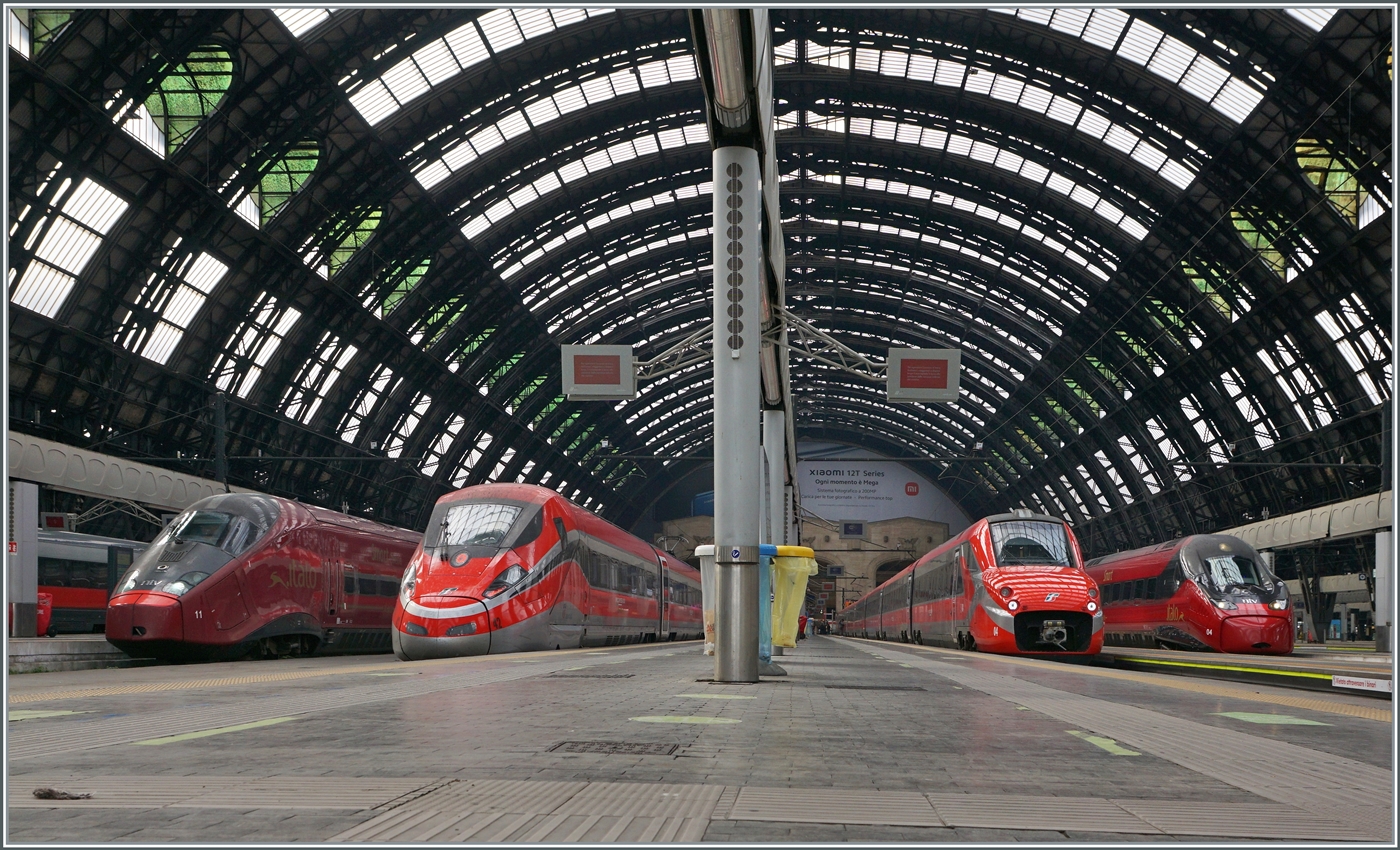 Gleich vier unterschiedliche Hochgeschwindigkeitszüge zweier Gesellschaften zeigen sich unter der grandiosen Bahnhofs Halle von Milano Centrale: der NTV  Italo  ETR 575 011, der FS Trenitlia ETR 400 042 sowie der ETR 700 004 und ein NTV  Italo  ETR 675.

8. November 2022