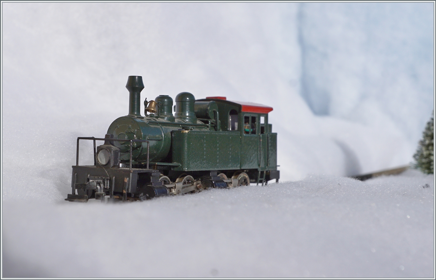 Hier einer der Gründe, weshalb ich in den letzten Wochen etwas wenig Zeit für die Bahn FOTOGRAFIE gefunden habe: eine kleine Mallet Lok (Spur H0) kämpft sich durch den Schnee. Ich habe das Modellbahnhobby wieder entdeckt, welche seinerseits seit Jahren unter der geliebten Bahnfotografie gelitten hat... 12. Jan. 2025