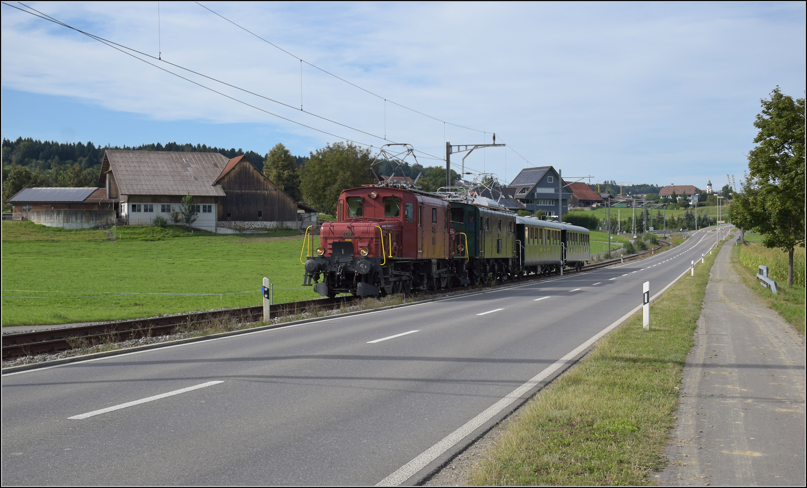 Historische Seethalbahn in Aktion.

Der Museumszug mit Seetalkrokodil De 6/6 15301, A 3/5 10217 und den Seetalwagen auf dem Weg von Eschenbach (LU) nach Waldibrücke. September 2024.