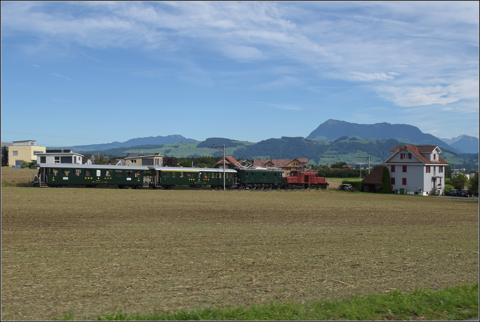 Historische Seethalbahn in Aktion.

Der Museumszug mit Seetalkrokodil De 6/6 15301, A 3/5 10217 und den Seetalwagen fährt nach Eschenbach (LU) ein. September 2024.
