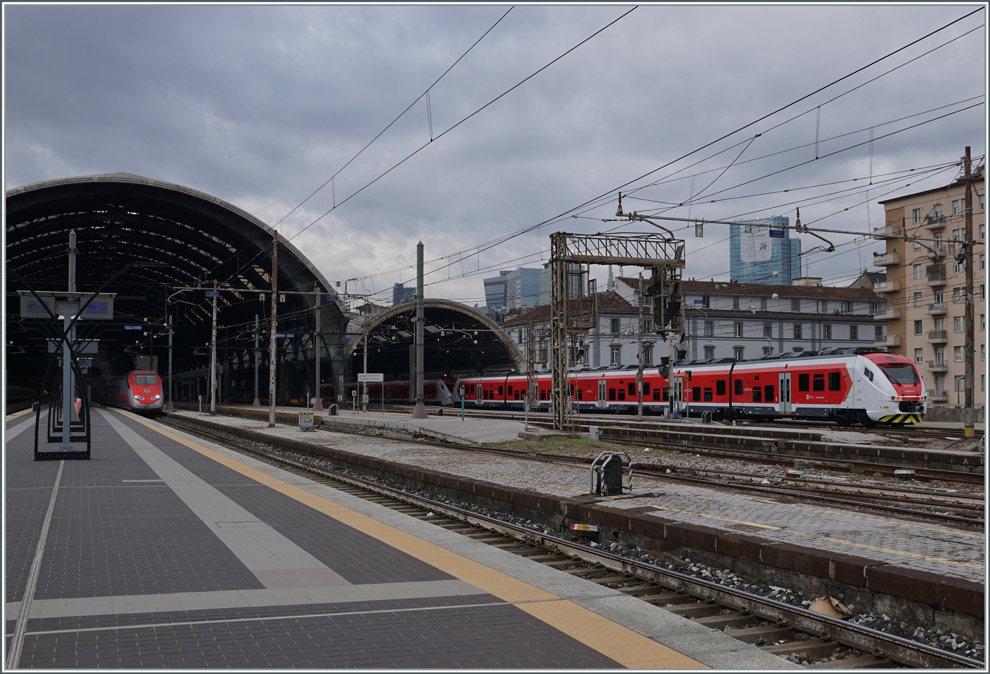 ie Trenord Milano - Malpensa Flughafenzüge verkehren in einer nun rot/weissen Farbgebung.

8. Nov. 2022