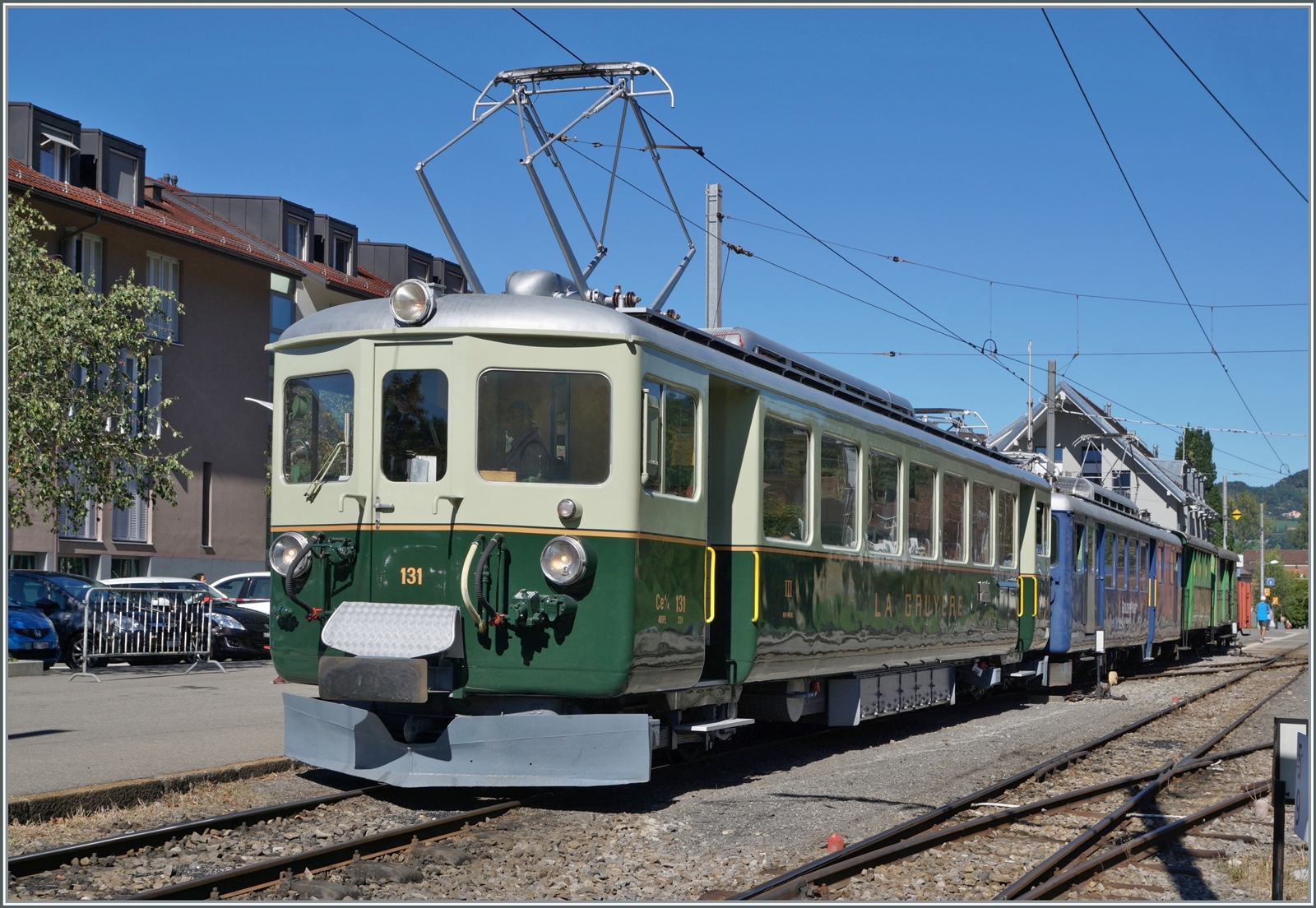  Il était une fois... les années 40 / Es war einmal: die 40er Jahre  - Der Ce 4/4 131 der GFM Historique steht nun in Blonay an der Spite des Zuges welcher in Kürze nach Chamby abfahren wird.

11. September 2022